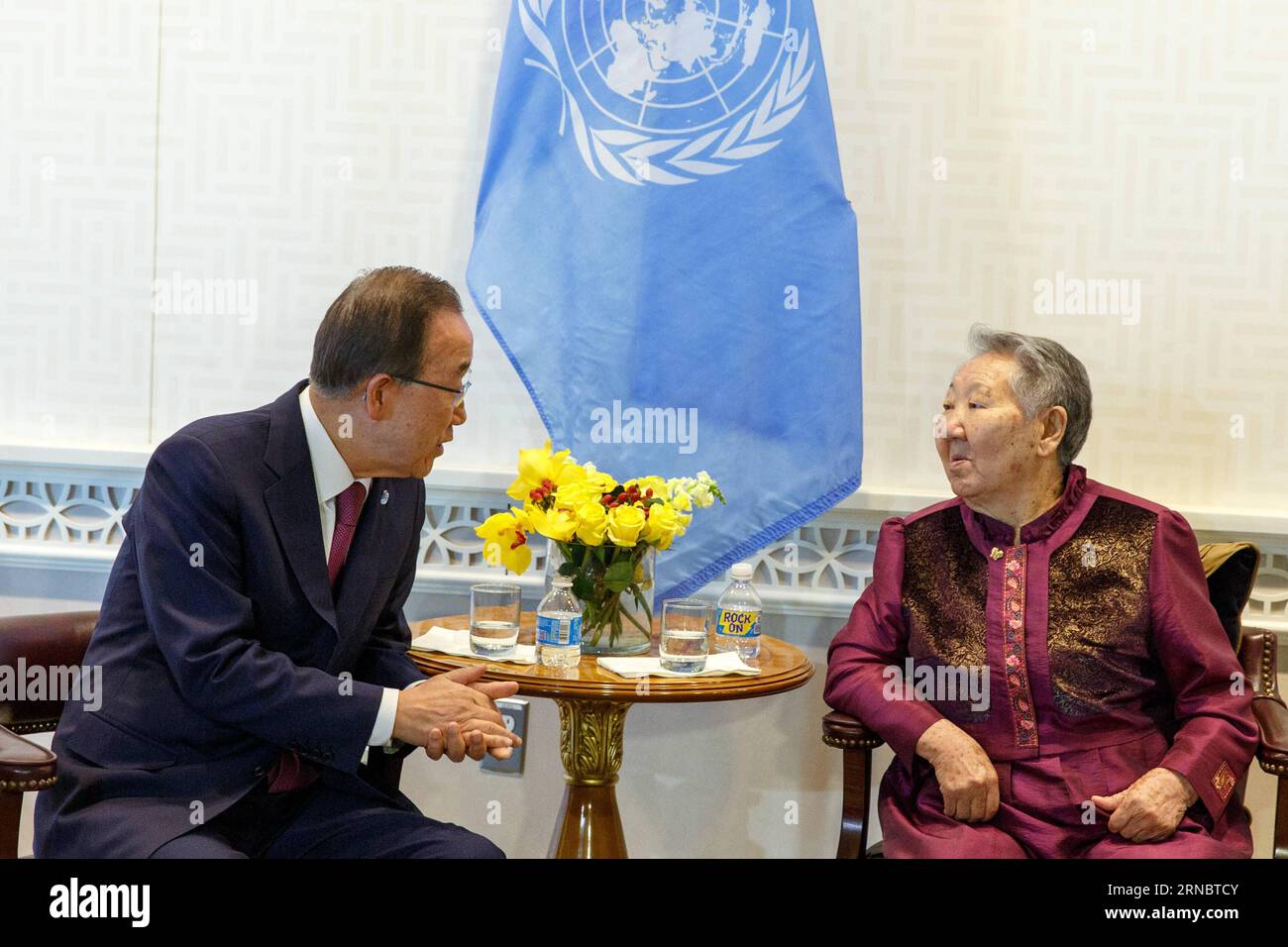 (160311) -- NAZIONI UNITE, 11 marzo 2016 -- il Segretario generale delle Nazioni Unite Ban Ki-Moon (L) incontra Gil Won-ok, una delle vittime che sono state preparate dal Giappone come cosiddette comfort Women durante la seconda guerra mondiale, presso la sede delle Nazioni Unite a New York, 11 marzo 2016. ) Un-BAN KI-MOON-COMFORT WOMEN-MEETING LixMuzi PUBLICATIONxNOTxINxCHN Nazioni Unite 11 marzo 2016 il Segretario generale delle Nazioni Unite Ban KI Moon l incontra Gil ha vinto OK una delle vittime che sono state preparate dal Giappone come chiamate comfort Women durante il secondo mondo è stato AL quartier generale delle Nazioni Unite a New York marzo 11 2016 ONU Ban KI Foto Stock