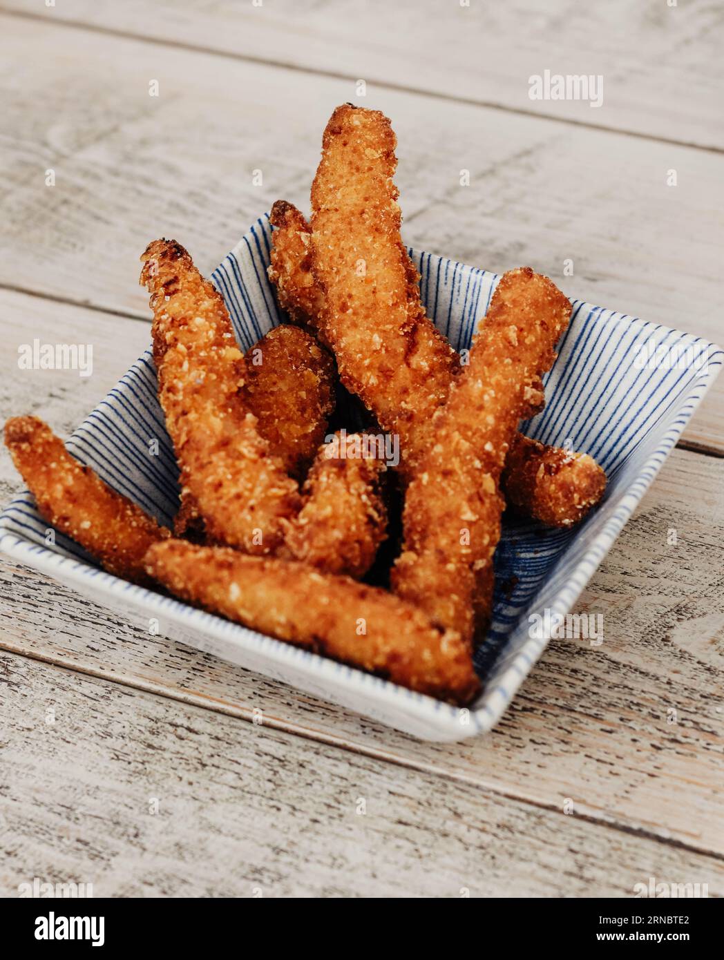 Servizio di cosce di pollo in pastella e fritte Foto Stock