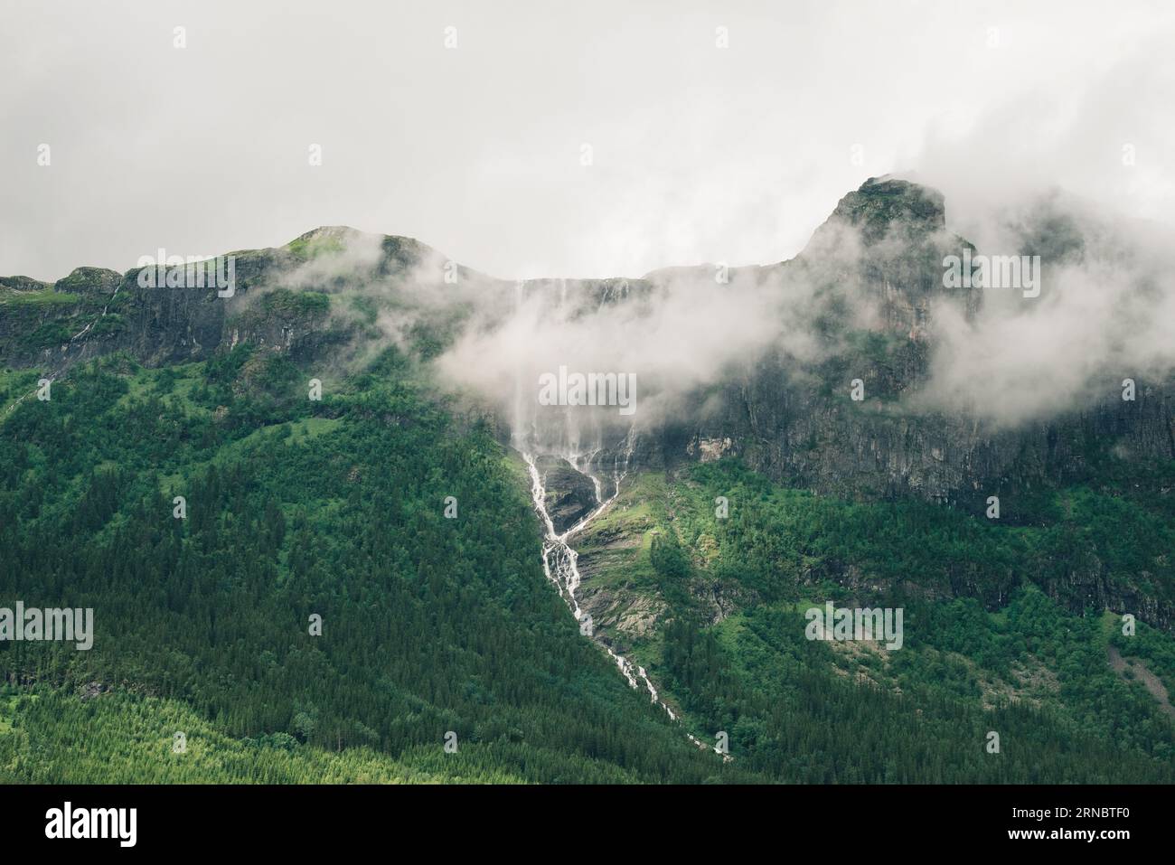 Enormi cascate nei fiordi in Norvegia Foto Stock