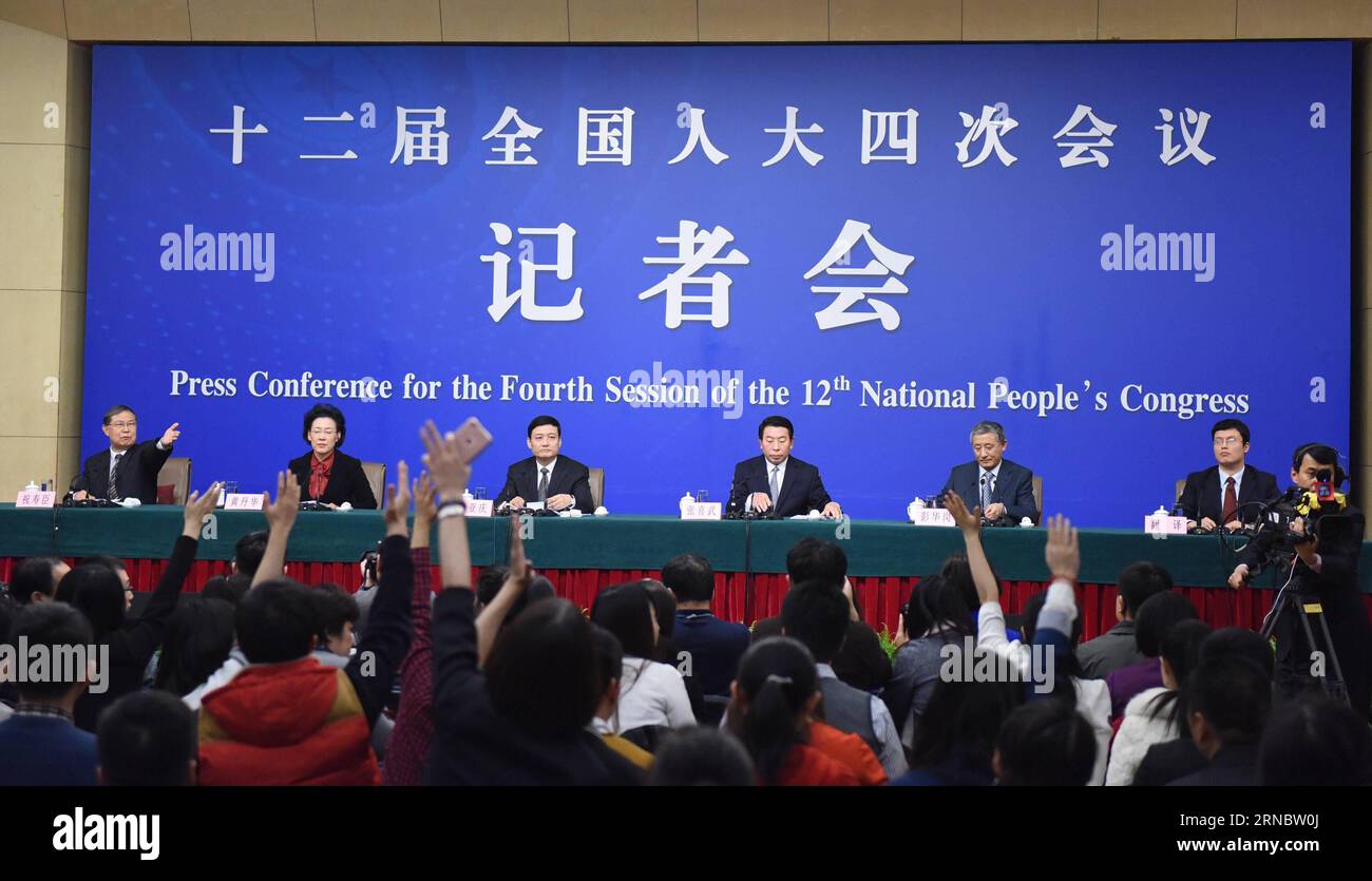 (160312) -- PECHINO, 12 marzo 2016 -- Capo della Commissione statale per la supervisione e l'amministrazione delle attività del Consiglio di Stato (SASAC) Xiao Yaqing (3rd L, back), vice capo SASAC Zhang Xiwu (3rd R, back), vice capo SASAC Huang Danhua (2nd L, back) e il Vice Segretario generale e portavoce del SASAC Peng Huagang (2° R, indietro) tengono una conferenza stampa sulla riforma delle imprese statali ai margini della quarta sessione del 12° Congresso Nazionale del popolo a Pechino, capitale della Cina, il 12 marzo 2016. )(MCG) (DUE SESSIONI)CINA-PECHINO-CONFERENZA STAMPA-RIFORMA DELLO STATO-OWNE Foto Stock