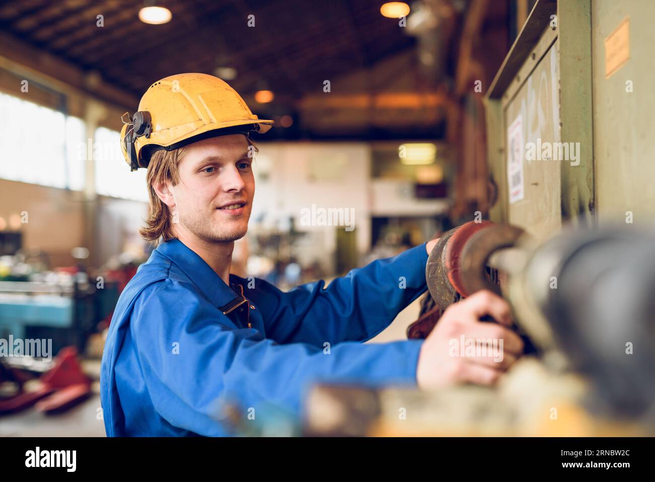 Lavoratore professionista del casco in fabbrica Foto Stock
