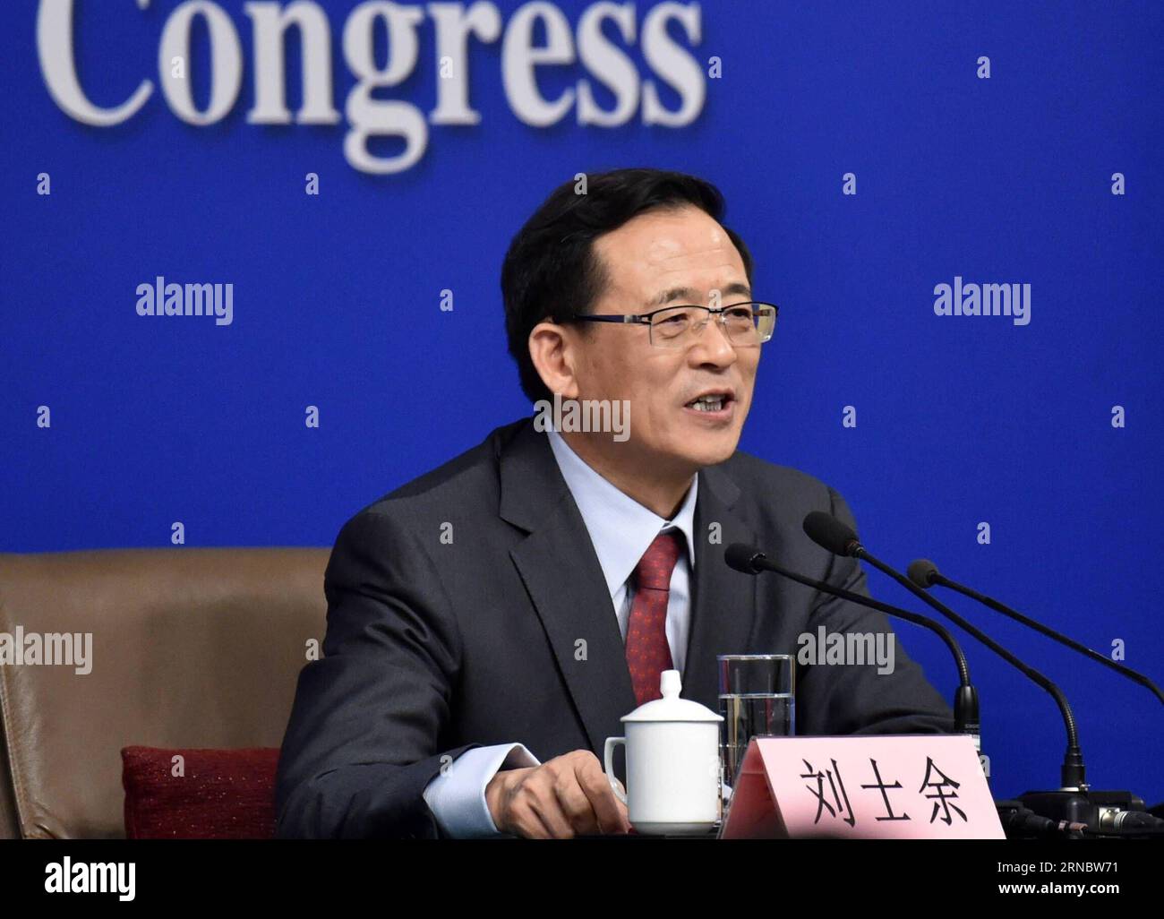 (160312) -- BEIJING, March 12, 2016 -- Chairman of the China Securities Regulatory Commission Liu Shiyu answers questions at a press conference on the sidelines of the fourth session of the 12th National People s Congress in Beijing, capital of China, March 12, 2016. )(mcg) (TWO SESSIONS)CHINA-BEIJING-NPC-PRESS CONFERENCE (CN) ZhaoxYingquan PUBLICATIONxNOTxINxCHN   160312 Beijing March 12 2016 Chairman of The China Securities Regulatory Commission Liu Shiyu Answers Questions AT a Press Conference ON The Sideline of The Fourth Session of The 12th National Celebrities S Congress in Beijing Capit Foto Stock