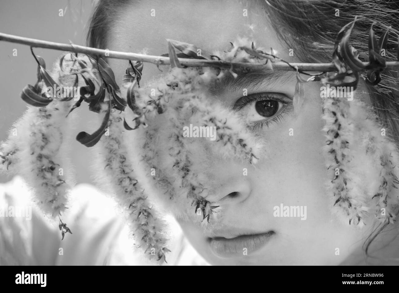 Immagine in bianco e nero di Girl Gazing Through Plant Foto Stock