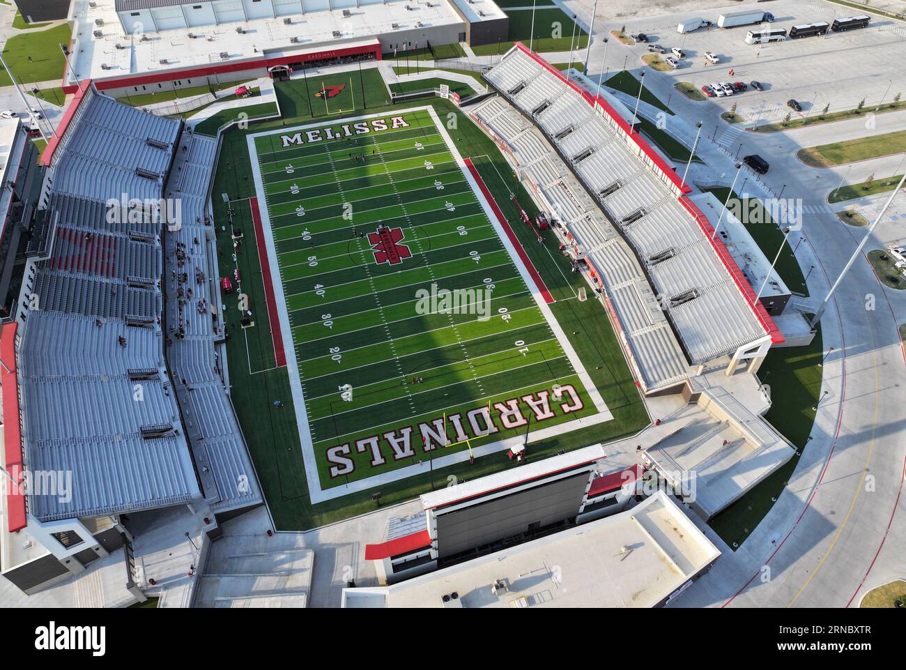 Melissa, Texas, USA. 31 agosto 2023. Vista dello stadio di calcio della scuola superiore Kenny Deel, allenatore dei Melissa Cardinals, il programma di calcio delle scuole superiori numero uno della seconda divisione, che si appresta a giocare la prima partita venerdì 1 settembre nel nuovo stadio da 35 milioni di dollari con 10.000 posti a sedere, scatole di lusso e nuovo tabellone segnapunti. 31 agosto 2023 a Melissa, Texas. Crediti: Mpi34/Media Punch/Alamy Live News Foto Stock