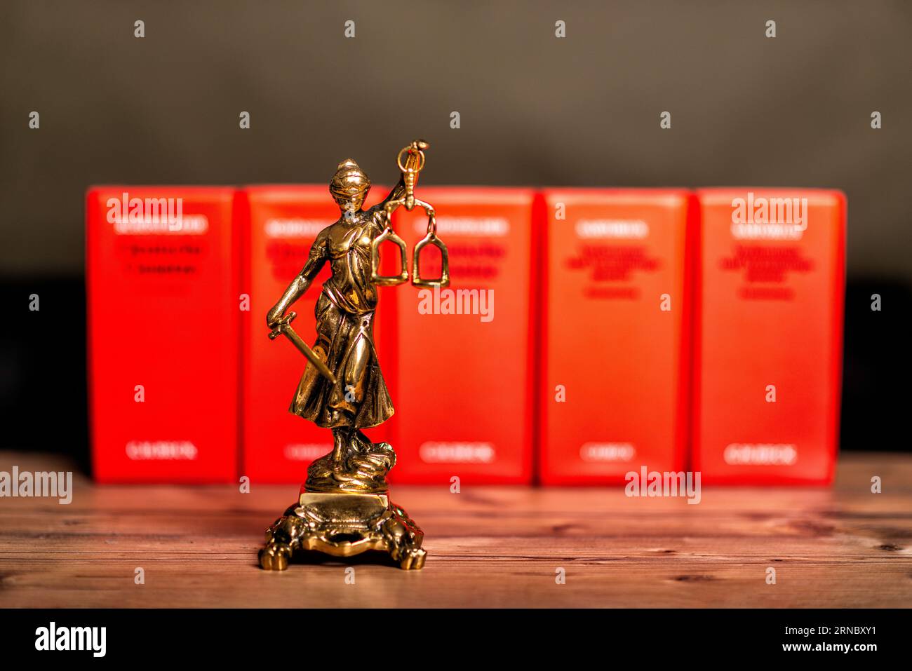 Statua di Lady Justice, dea Justitia, sulla scrivania di uno studio legale su libri Foto Stock