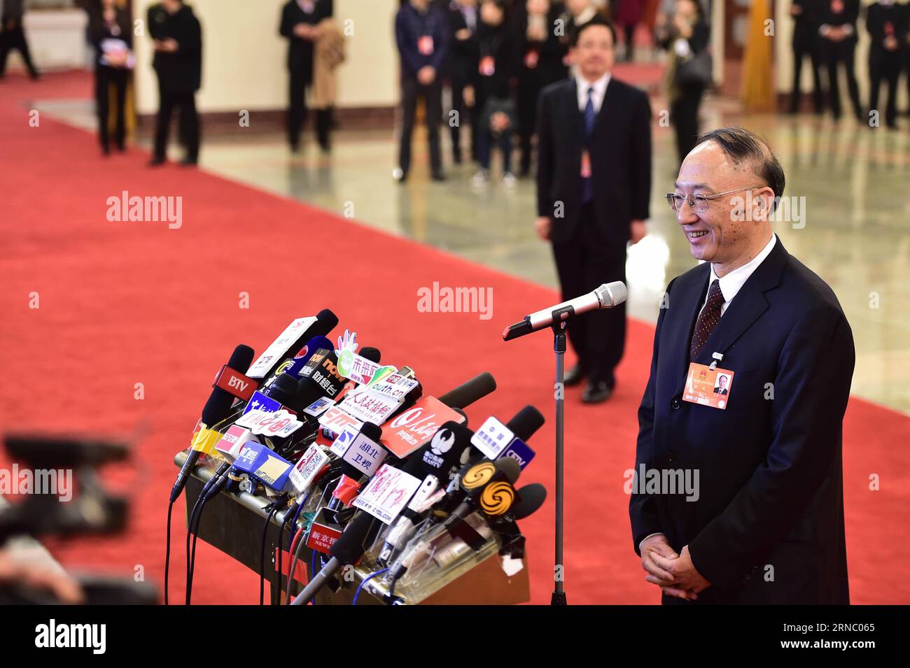 (160316) -- PECHINO, 16 marzo 2016 -- il Ministro dell'Amministrazione generale dello Sport della Cina Liu Peng riceve un'intervista prima della riunione conclusiva della quarta sessione del 12° Congresso Nazionale del popolo presso la sala grande del popolo a Pechino, capitale della Cina, il 16 marzo 2016. )(mcg) (DUE SESSIONI)CINA-PECHINO-NPC-RIUNIONE DI CHIUSURA-MINISTRI (CN) LiuxJunxi PUBLICATIONxNOTxINxCHN Pechino 16 marzo 2016 i Ministri dell'amministrazione generale dello sport della Cina Liu Peng riceve un'intervista prima della riunione CONCLUSIVA della quarta sessione del 12° Congre delle celebrità nazionali Foto Stock