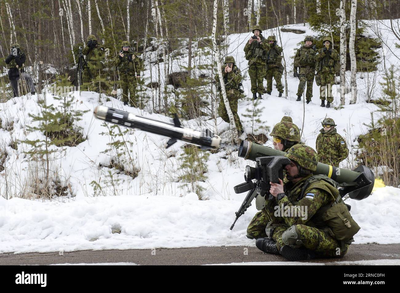 I soldati sparano FGM-148 Javelin, un sistema missilistico anticarro portatile "Fire and forget" americano durante un addestramento anticarro a Sirgala, nell'Estonia nord-orientale il 15 marzo 2016. L'addestramento si è svolto in un campo selvaggio a Sirgala come preparazione per le esercitazioni Estonia-NATO Spring Storm che si terranno il 2016 maggio nell'Estonia meridionale. ) ESTONIA-SIRGALA-MILITARY-TRAINING SergeixStepanov PUBLICATIONxNOTxINxCHN Soldiers Fire FGM 148 Javelin to American Man Port Fire and Forget Anti Tank Missile System durante l'Anti Tank Training nel nord-est dell'Estonia IL 15 marzo 2016 The Training What He Foto Stock