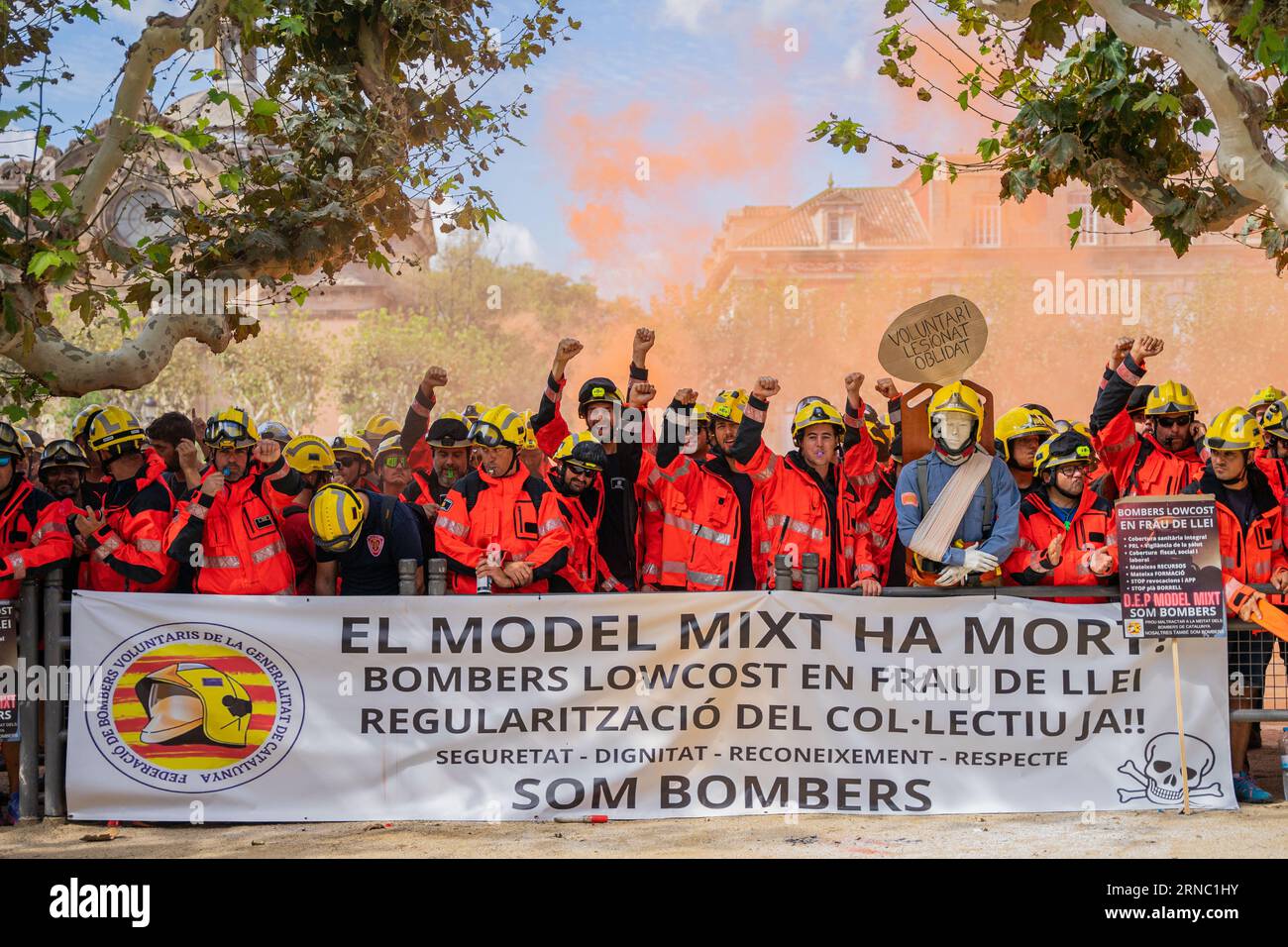 Barcellona, Barcellona, Spagna. 1 settembre 2023. I pompieri volontari della Catalogna manifestano nel Parlamento della Catalogna per chiedere dignità, rispetto e registrazione della sicurezza sociale al governo catalano. I vigili del fuoco volontari si lamentano che l'attuale modello misto è obsoleto. (Immagine di credito: © Marc Asensio Clupes/ZUMA Press Wire) SOLO USO EDITORIALE! Non per USO commerciale! Foto Stock