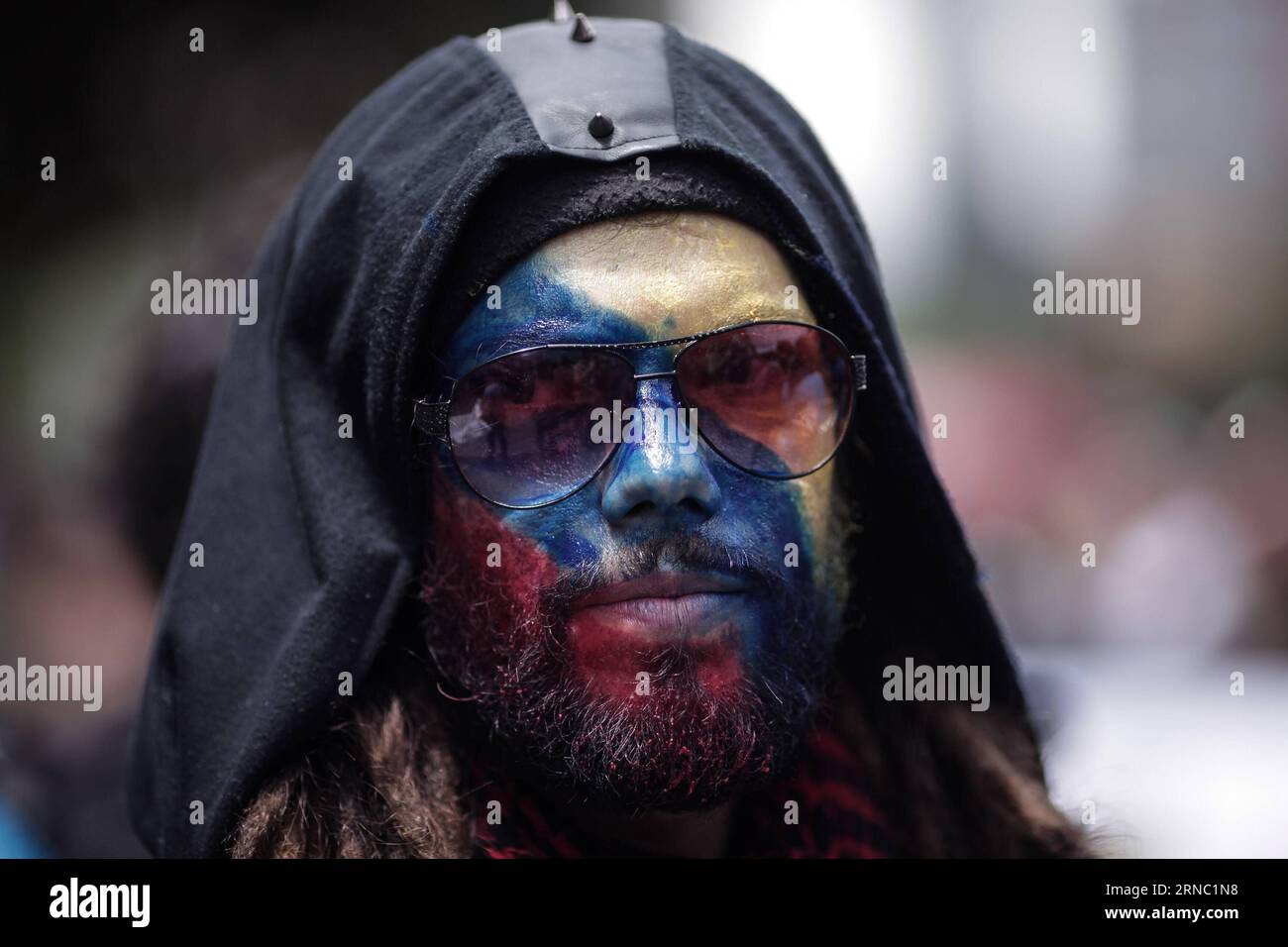 Generalstreik a Kolumbien (160317) - BOGOTÀ, 17 marzo 2016 -- Un residente con il volto dipinto partecipa a una marcia che si tiene ai margini dello sciopero nazionale a Bogotà, capitale della Colombia, il 17 marzo 2016. I sindacati colombiani, sostenuti da camionisti, tassisti e contadini, hanno chiesto uno sciopero nazionale per protestare contro la politica economica e sociale del governo, secondo le informazioni della stampa locale. (jg) (sp) COLOMBIA-BOGOTÀ-SOCIETY-MARCH JHONxPAZ PUBLICATIONxNOTxINxCHN sciopero generale in Colombia Bogotà 17 marzo 2016 un residente con il volto dipinto partecipa a una marcia Foto Stock