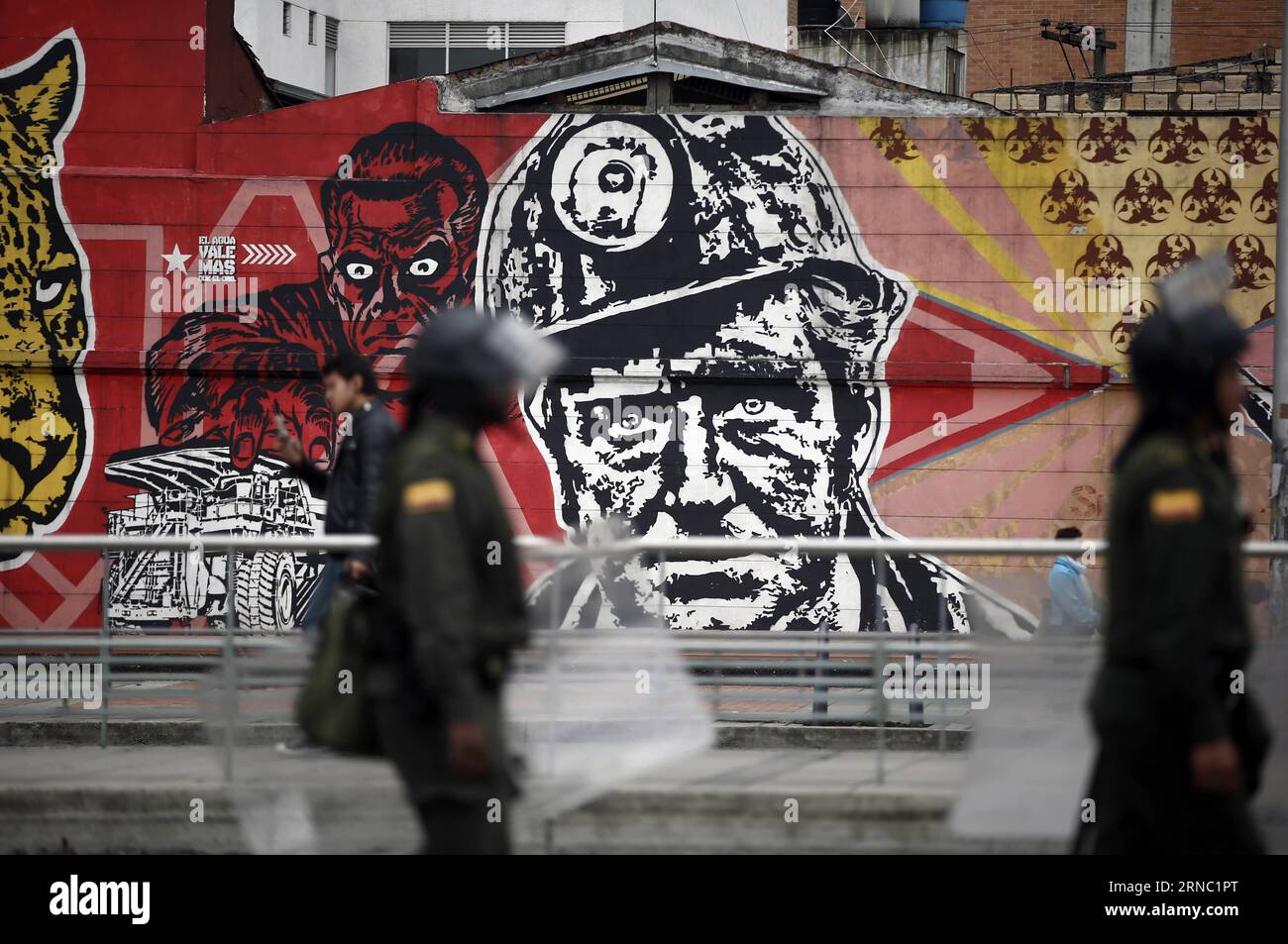 Generalstreik in Kolumbien (160317) - BOGOTÀ, 17 marzo 2016 - Guardia di polizia antisommossa durante una marcia tenuta ai margini dello sciopero nazionale a Bogotà, capitale della Colombia, il 17 marzo 2016. I sindacati colombiani, sostenuti da camionisti, tassisti e contadini, hanno chiesto uno sciopero nazionale per protestare contro la politica economica e sociale del governo, secondo le informazioni della stampa locale. (jg) (sp) CREDITO OBBLIGATORIO NO FILE-NO SALES EDITORIAL USE ONLY COLOMBIA OUT COLOMBIA-BOGOTA-SOCIETY-MARCH COLPRENSA PUBLICATIONxNOTxINxCHN sciopero generale in Colombia Bogotà 17 marzo 2016 Riot poli Foto Stock
