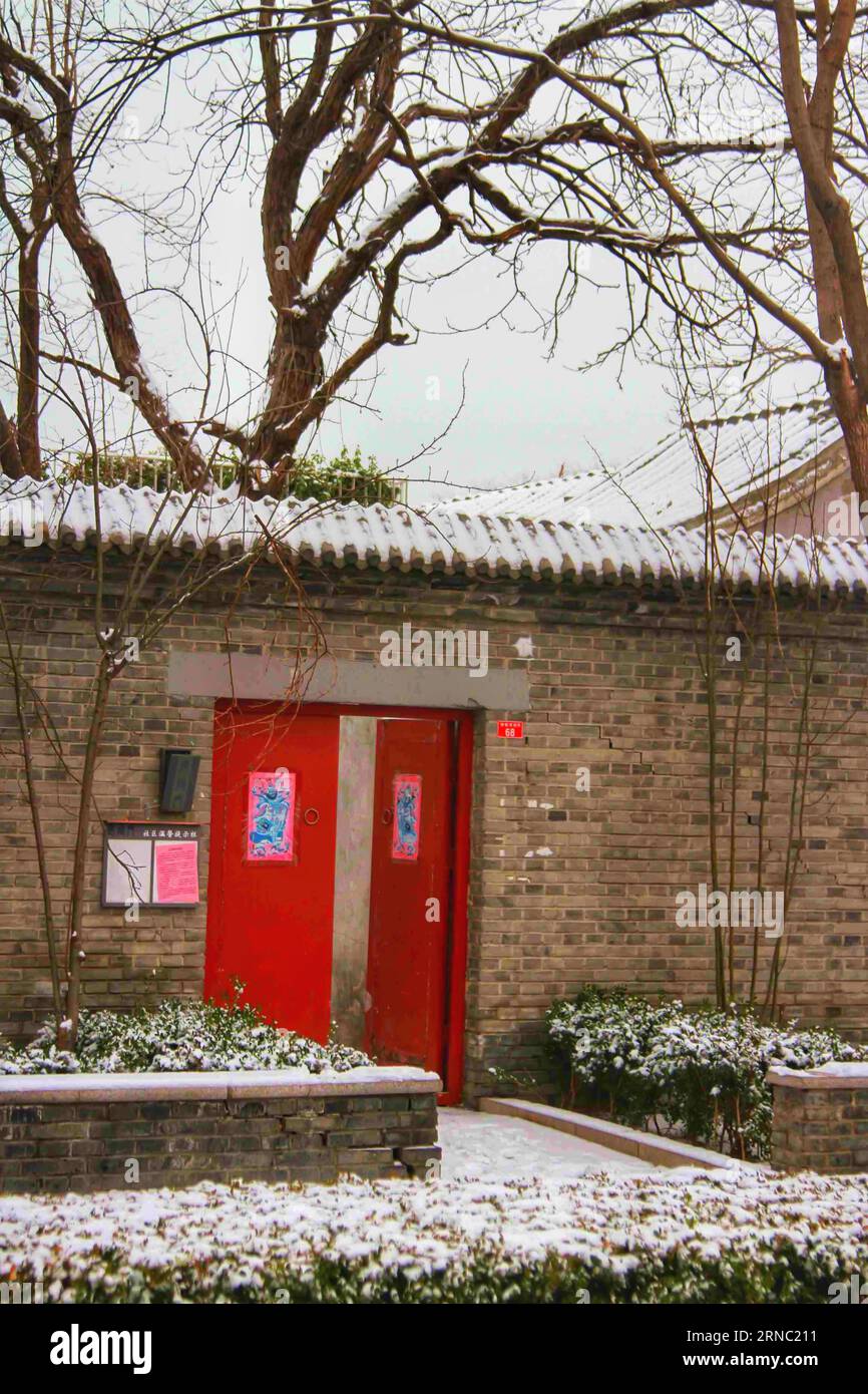 Osserva l'affascinante vista dell'antica architettura cinese adornata da una incontaminata coperta di neve bianca, una miscela senza tempo di storia e meraviglia invernale. Foto Stock