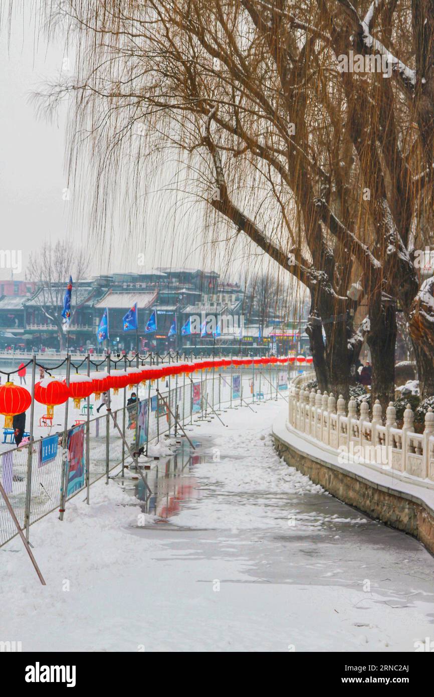 Osserva l'affascinante vista dell'antica architettura cinese adornata da una incontaminata coperta di neve bianca, una miscela senza tempo di storia e meraviglia invernale. Foto Stock