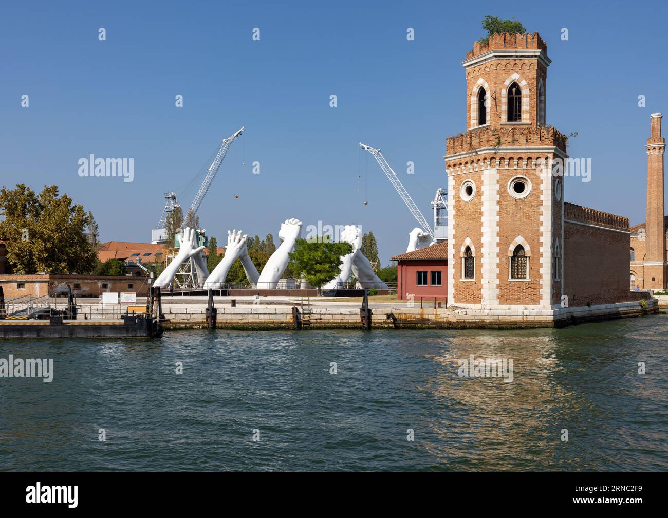 Venezia, Italia - 6 settembre 2022: Gigantesca scultura a mani unite Ponte di Lorenzo Quinn. Mostra all'Arsenale, Castello, Venezia Foto Stock