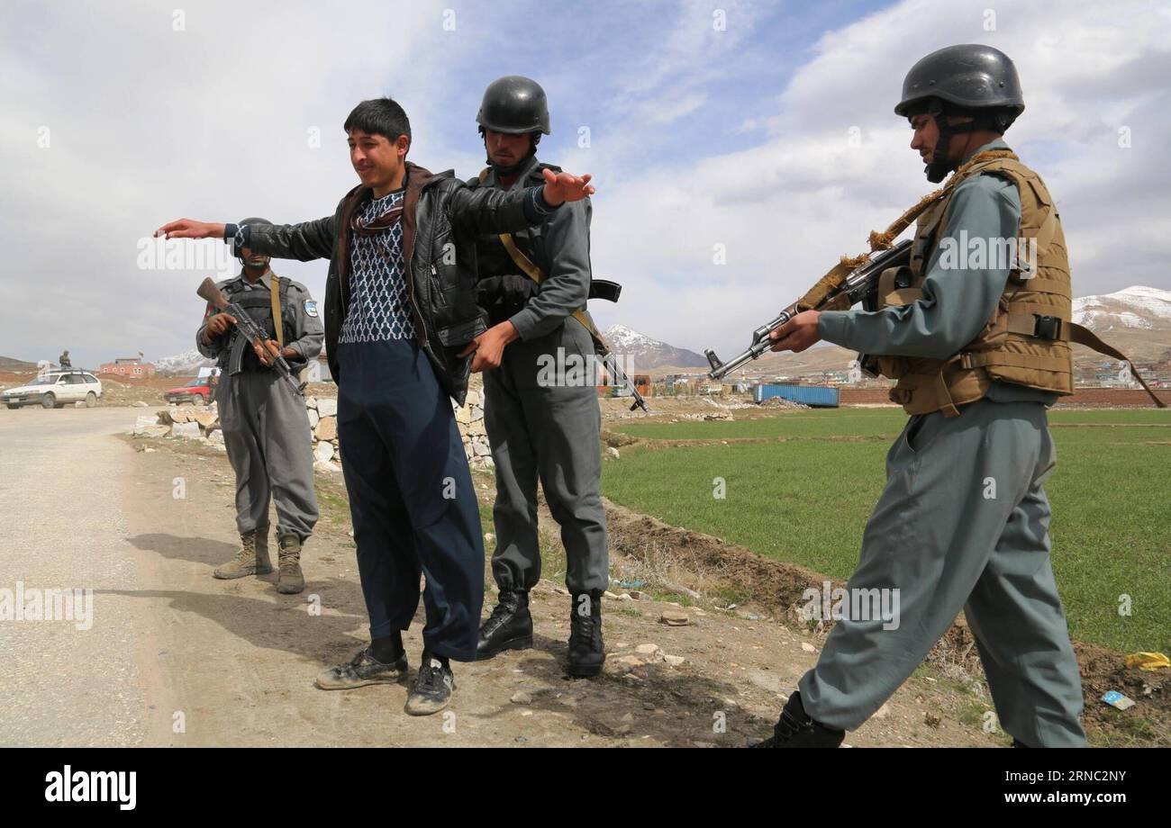 (160319) -- WARDAK, 19 marzo 2016 -- un poliziotto afghano controlla un passeggero in un posto di controllo della polizia prima del nuovo anno afgano chiamato Nawroz nella provincia di Wardak, Afghanistan orientale, 19 marzo 2016. Le forze di sicurezza afghane hanno rafforzato la sicurezza in tutto il paese mentre gli afghani si preparano a celebrare il Capodanno, che cade il 20 marzo 2016. ) AFGHANISTAN-WARDAK-PREPARAZIONE ALLA SICUREZZA - PRIMA DEL NUOVO ANNO AFGHANO RahmatxAlizadah PUBLICATIONxNOTxINxCHN Wardak 19 marzo 2016 a un poliziotto afgano controlla un passeggero IN un posto di controllo di polizia prima del nuovo anno afgano chiamato Nawroz nella provincia di Wardak East AF Foto Stock