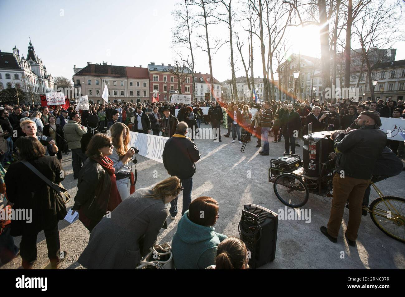 (160320) -- LUBIANA, 20 marzo 2016 -- i manifestanti ascoltano discorsi nel Parco Zvezda durante una protesta contro il razzismo e il fascismo a Lubiana, Slovenia, 19 marzo 2016. Centinaia di persone si sono riunite sabato in piazza del Congresso in una protesta contro il fascismo e il razzismo, invitando il governo a cambiare la sua politica in materia di rifugiati e ad aprire i confini della Slovenia. SLOVENIA-LUBIANA-RALLY LukaxDakskobler PUBLICATIONxNOTxINxCHN Lubiana 20 marzo 2016 manifestanti elenca i discorsi nel Parco Zvezda durante una protesta contro il razzismo e il fascismo a Lubiana Slovenia 19 marzo 2016 centinaia di celebriti Foto Stock