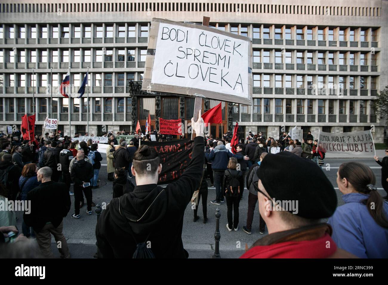 (160320) -- LUBIANA, 20 marzo 2016 -- Un manifestante porta uno striscione che recita essere umani, accettare un essere umano durante una protesta contro il razzismo e il fascismo a Lubiana, in Slovenia, 19 marzo 2016. Centinaia di persone si sono riunite sabato in piazza del Congresso in una protesta contro il fascismo e il razzismo, invitando il governo a cambiare la sua politica in materia di rifugiati e ad aprire i confini della Slovenia. SLOVENIA-LUBIANA-RALLY LukaxDakskobler PUBLICATIONxNOTxINxCHN Lubiana 20 marzo 2016 un manifestante porta un banner Thatcher legge essere umano Accetta un umano durante una protesta contro il razzismo e il fascismo a Lubiana Foto Stock