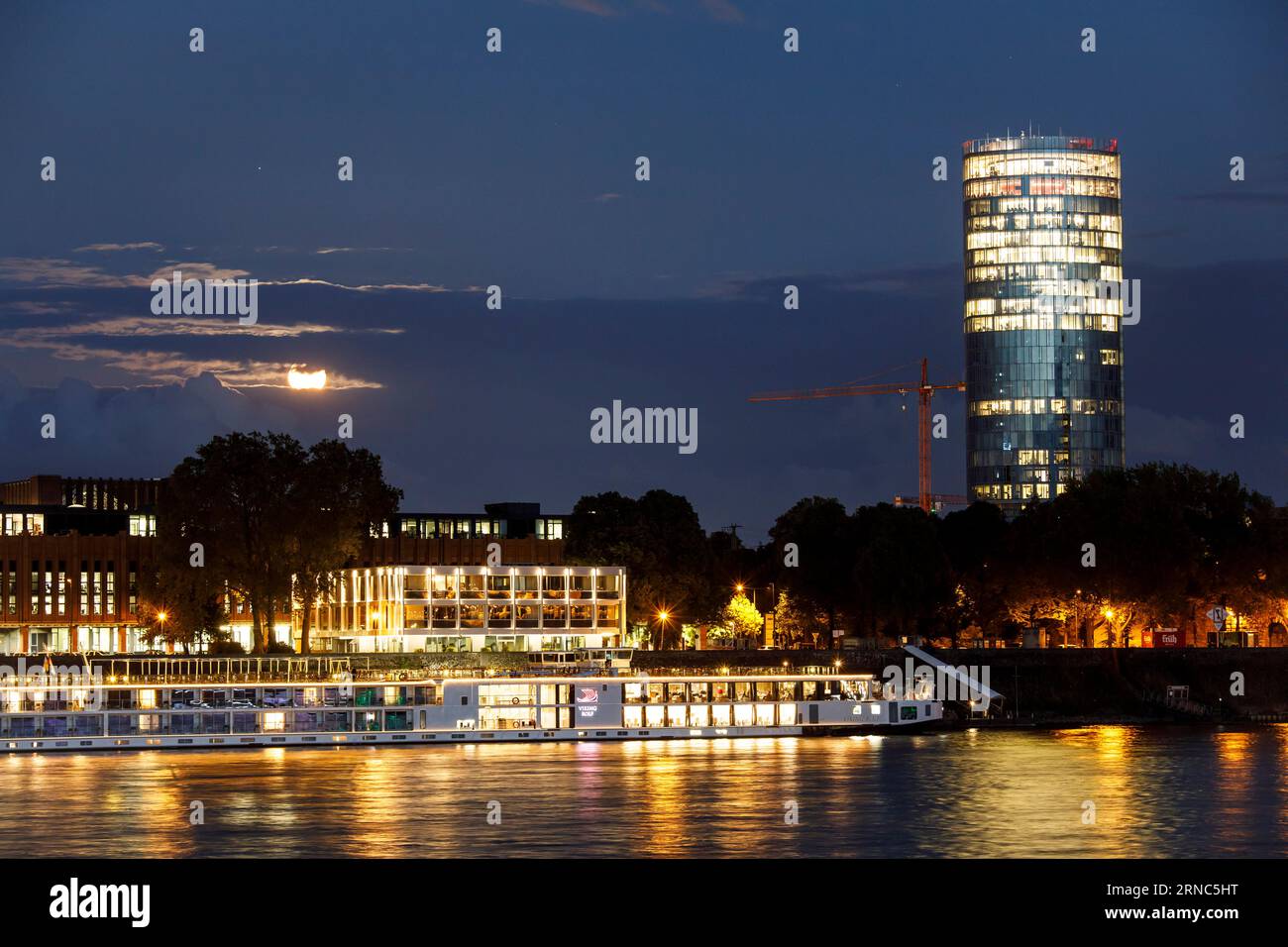 Supermoon il 31.08.2023, luna blu al cielo sopra il quartiere di Deutz, vista sul Reno fino alla Torre del triangolo di Colonia, Colonia, Germania Foto Stock