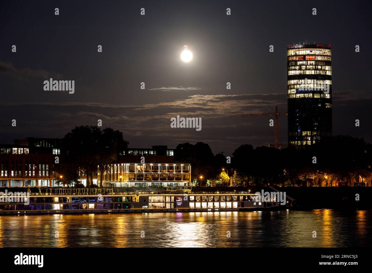 Supermoon il 31.08.2023, luna blu al cielo sopra il quartiere di Deutz, vista sul Reno fino alla Torre del triangolo di Colonia, Colonia, Germania Foto Stock