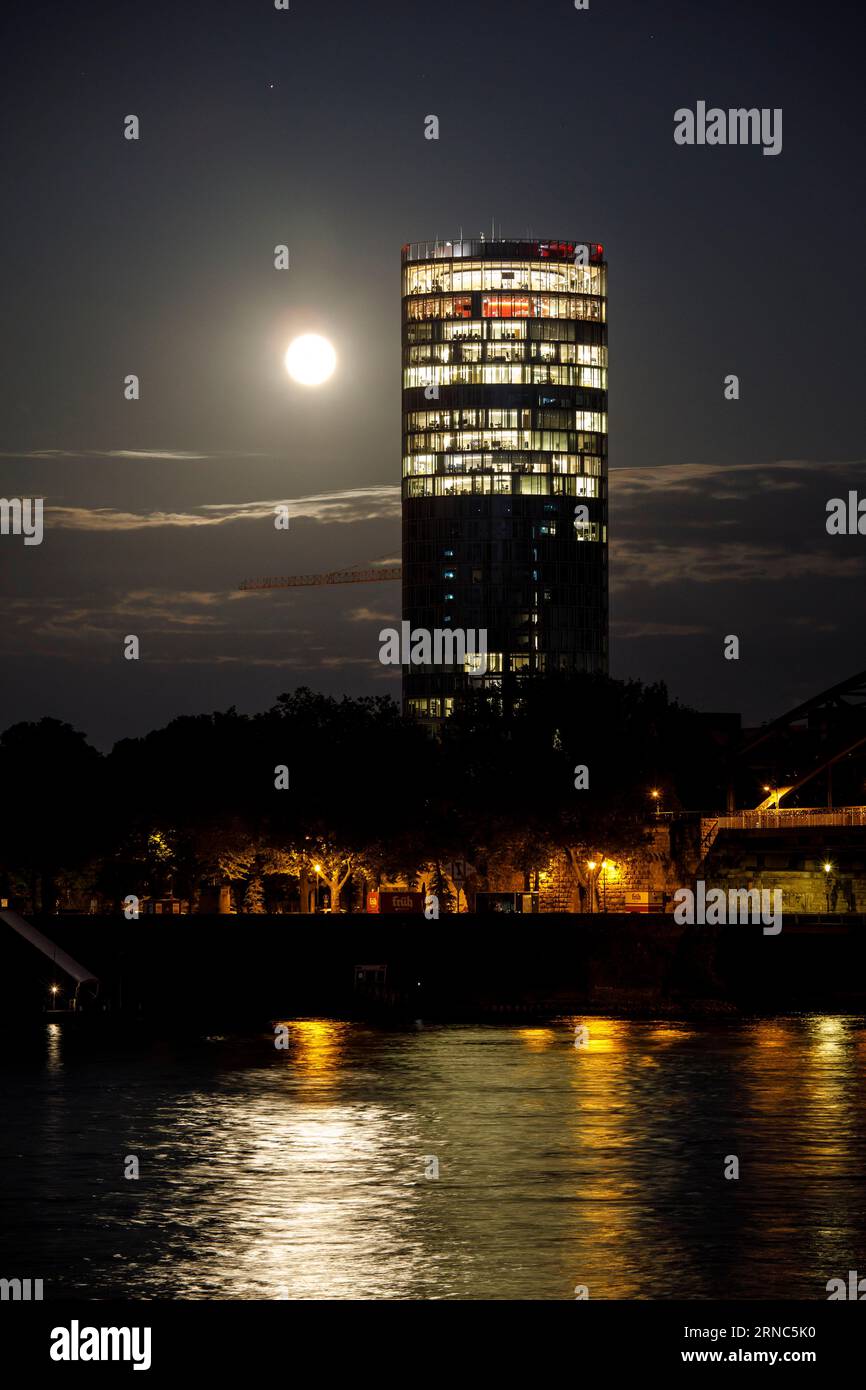 Supermoon il 31.08.2023, luna blu al cielo sopra il quartiere di Deutz, vista sul Reno fino alla Torre del triangolo di Colonia, Colonia, Germania Foto Stock