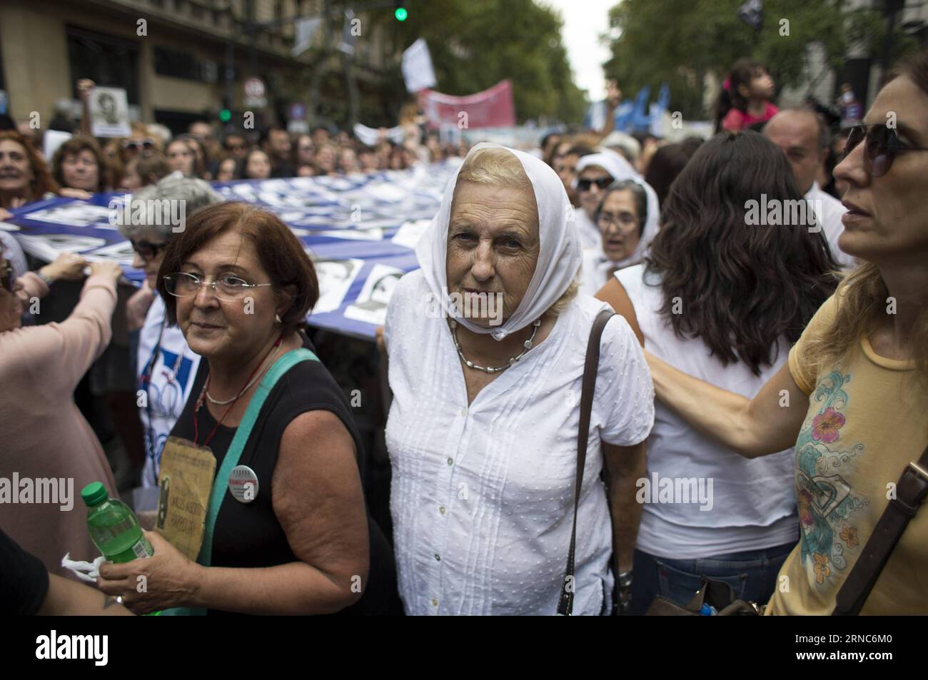 (160324) -- BUENOS AIRES, 24 marzo 2016 -- i membri delle madri di Piazza maggio guidano la marcia per i 40 anni del colpo di stato del 1976, nella città di Buenos Aires, capitale dell'Argentina, il 24 marzo 2016. Il colpo di stato si tenne il 24 marzo 1976 e rovesciò l'allora presidente argentino Maria Estela Martinez de Peron per stabilire un Consiglio militare guidato da Jorge Rafael Videla. Diverse organizzazioni sociali, politiche e studentesche hanno preso parte alla marcia per commemorare la giornata Nazionale della memoria per la verità e la giustizia. ) (Azp) ARGENTINA-BUENOS AIRES-SOCIETÀ-MARZO MARTINxZABALA PUBLICATIONxNOTxINxCHN Buenos Air Foto Stock
