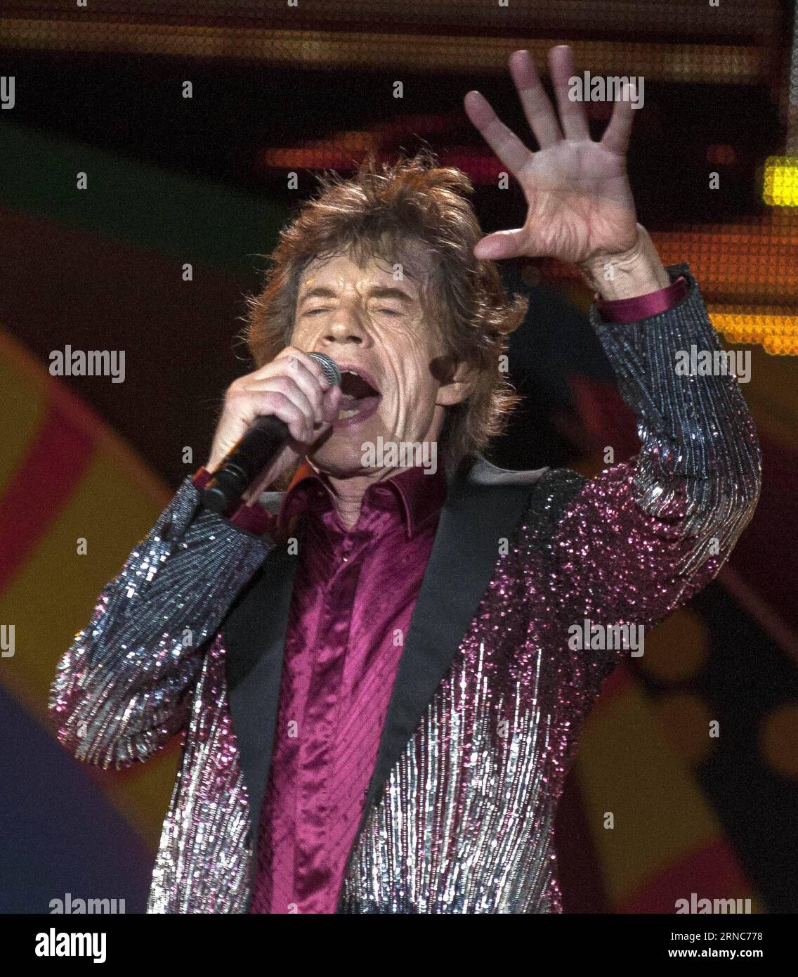 (160326) -- L'AVANA, 26 marzo 2016 -- Mick Jagger, cantante dei Rolling Stones si esibisce durante un concerto al Ciudad Deportiva Sports Complex nella città di l'Avana, capitale di Cuba, il 25 marzo 2016. La band britannica The Rolling Stones tenne il loro primo concerto a Cuba, che fu un evento culturale di riferimento che giunse solo tre giorni dopo che il presidente degli Stati Uniti Barack Obama visitò la nazione caraibica. La tappa di Cuba della band termina il suo tour di Ole in America Latina, che include anche concerti in Brasile, Uruguay, Cile, Argentina e Messico. Jose Tito Merino/Prensa Latina) CUBA-L'AVANA-LE PIETRE ROTANTI-CONCERTO e PR Foto Stock