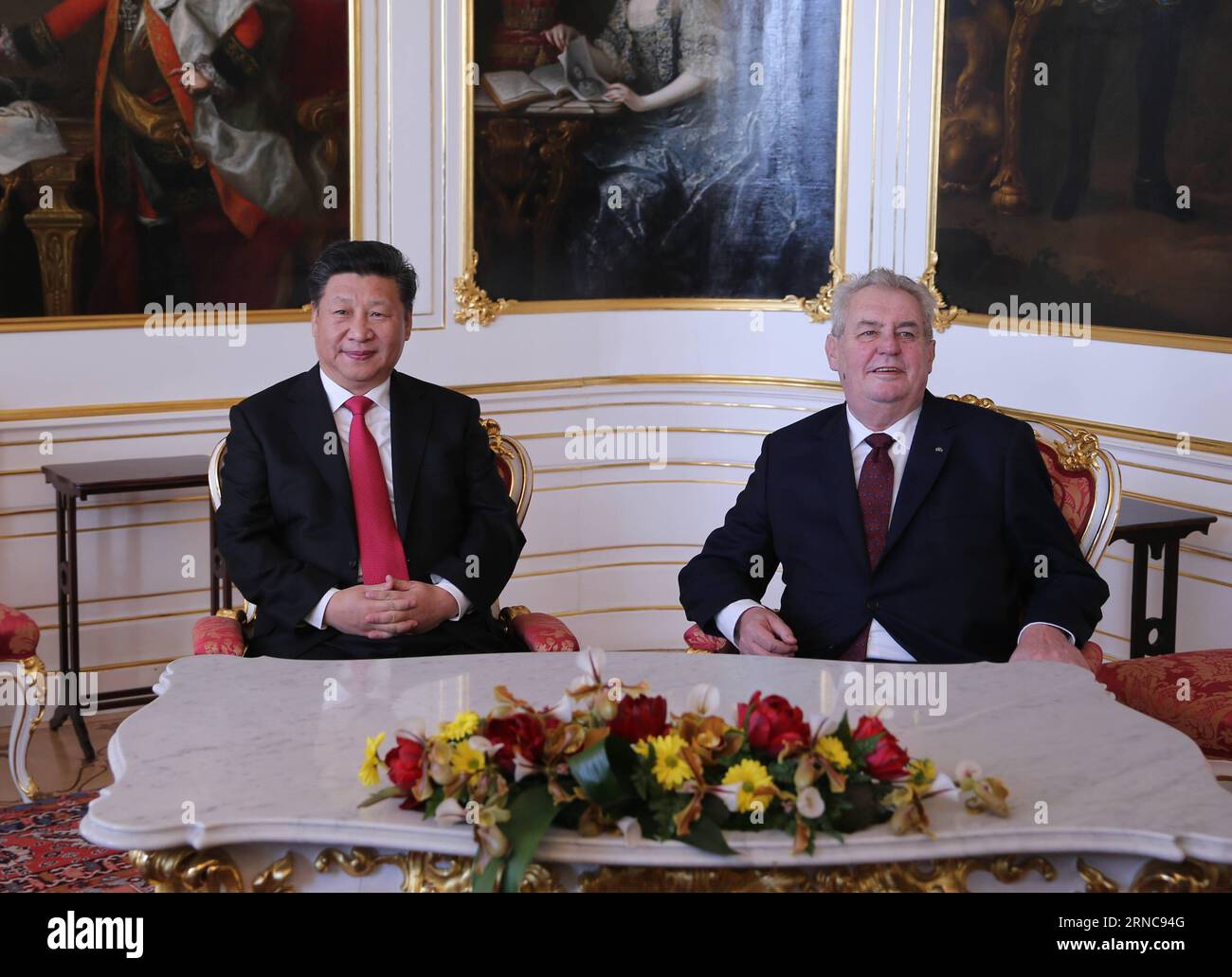 (160329) -- PRAGA, 29 marzo 2016 -- il presidente cinese Xi Jinping (L) tiene colloqui con il presidente ceco Milos Zeman a Praga, Repubblica Ceca, 29 marzo 2016. ) (mp) REPUBBLICA CECA-CINA-XI JINPING-MILOS ZEMAN-TALKS LiuxWeibing PUBLICATIONxNOTxINxCHN Praga marzo 29 2016 il presidente cinese Xi Jinping l tiene colloqui con il presidente ceco Milos Zeman a Praga Repubblica ceca marzo 29 2016 MP Repubblica ceca Cina Xi Jinping Milos Zeman parla LiuxWeibing PUBLICATIONxNOTxINxCHN Foto Stock