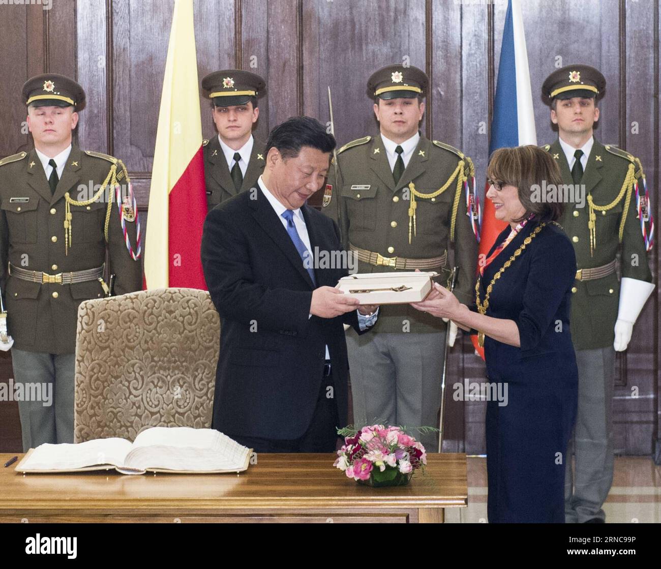 (160329) -- PRAGA, 29 marzo 2016 -- il presidente cinese Xi Jinping (L, fronte) riceve una chiave della città durante l'incontro con il sindaco di Praga Adriana Krnacova (R, fronte) a Praga, Repubblica Ceca, 29 marzo 2016. ) (mp) REPUBBLICA CECA-CINA-XI JINPING-PRAGA MAYOR-KEY TO THE CITY WangxYe PUBLICATIONxNOTxINxCHN Praga marzo 29 2016 il presidente cinese Xi Jinping l Front riceve una chiave della città durante l'incontro con il sindaco di Praga Adriana Krnacova r Front a Praga Repubblica ceca marzo 29 2016 MP Repubblica ceca Cina Xi Jinping Praga la chiave del sindaco della città WangXYe PUBLICATIONxNOTxINxCHN Foto Stock