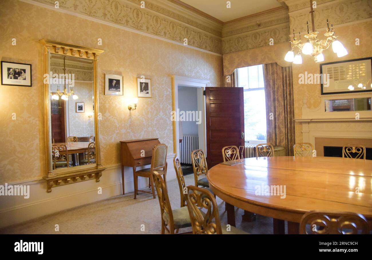 (160330) -- BRETTON WOODS, 30 marzo 2016 -- foto scattata il 10 febbraio 2016 mostra la Gold Room al Mount Washington, a Bretton Woods, negli Stati Uniti. Gli articoli dell'accordo che istituisce il Fondo monetario Internazionale (FMI) sono stati firmati in questa sala nel luglio 1944. Delegati di 44 nazioni si sono riuniti a Bretton Woods per partecipare alla Conferenza monetaria e finanziaria delle Nazioni Unite e hanno approvato l'accordo di Bretton Woods. Sotto il regime di Bretton Woods, il dollaro statunitense era agganciato all'oro e tutte le altre valute erano agganciate al dollaro statunitense. E il Fondo monetario internazionale (. Foto Stock