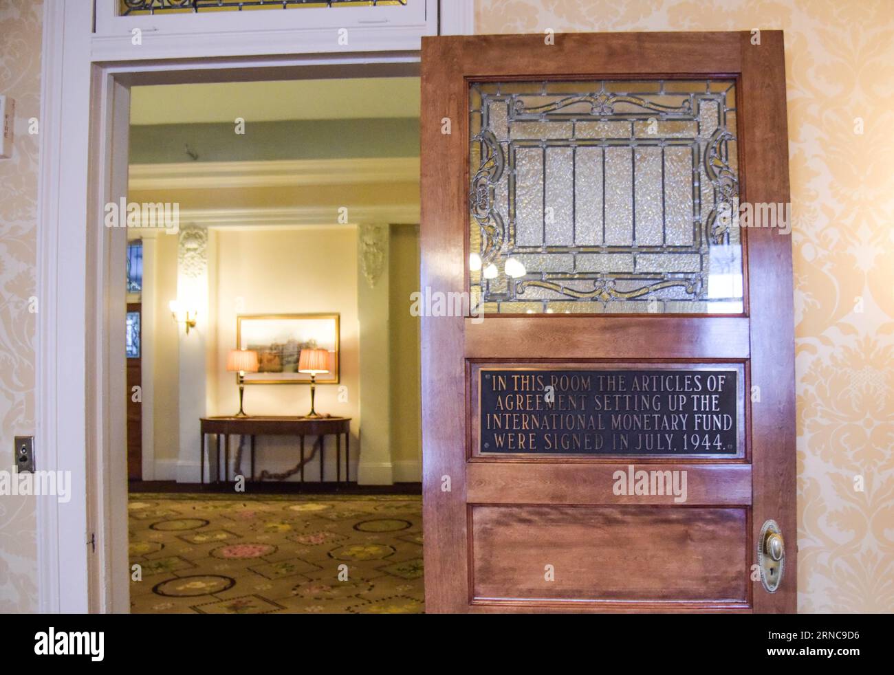 (160330) -- BRETTON WOODS, 30 marzo 2016 -- foto scattata il 10 febbraio 2016 mostra la Gold Room al Mount Washington, a Bretton Woods, negli Stati Uniti. Gli articoli dell'accordo che istituisce il Fondo monetario Internazionale (FMI) sono stati firmati in questa sala nel luglio 1944. Delegati di 44 nazioni si sono riuniti a Bretton Woods per partecipare alla Conferenza monetaria e finanziaria delle Nazioni Unite e hanno approvato l'accordo di Bretton Woods. Sotto il regime di Bretton Woods, il dollaro statunitense era agganciato all'oro e tutte le altre valute erano agganciate al dollaro statunitense. E il Fondo monetario internazionale (. Foto Stock