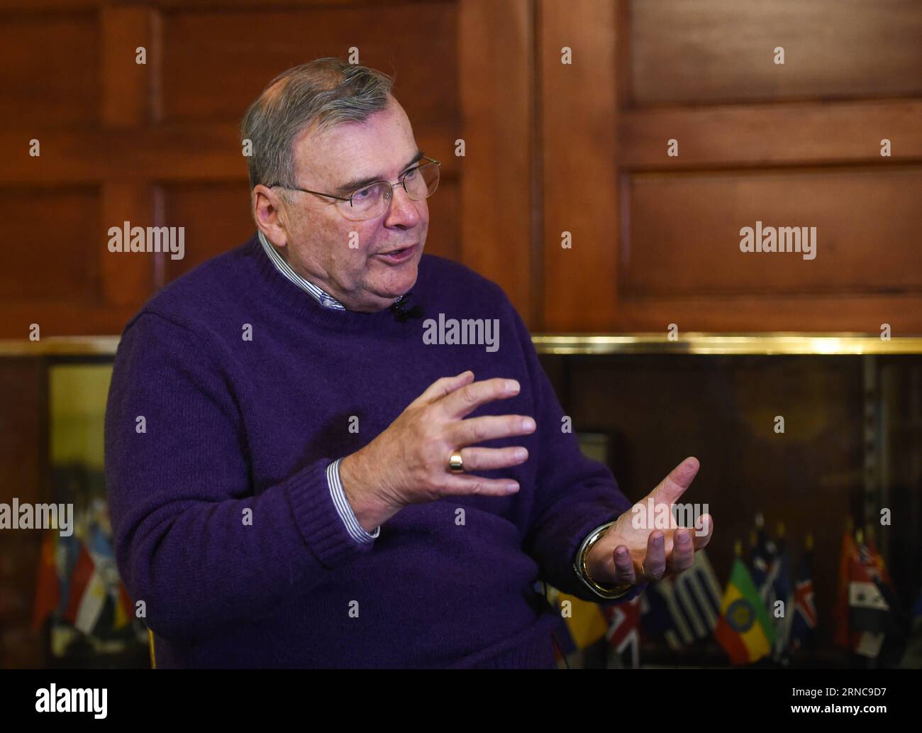 (160330) -- BRETTON WOODS, 30 marzo 2016 -- Karl Lindblade, professore dell'Università del New Hampshire, riceve un'intervista da Xinhua a Bretton Woods, Stati Uniti, 10 febbraio 2016. Gli articoli dell'accordo che istituisce il Fondo monetario Internazionale (FMI) sono stati firmati in questa sala nel luglio 1944. Delegati di 44 nazioni si sono riuniti a Bretton Woods per partecipare alla Conferenza monetaria e finanziaria delle Nazioni Unite e hanno approvato l'accordo di Bretton Woods. Sotto il regime di Bretton Woods, il dollaro statunitense era agganciato all'oro e tutte le altre valute erano agganciate al dollaro statunitense. A Foto Stock