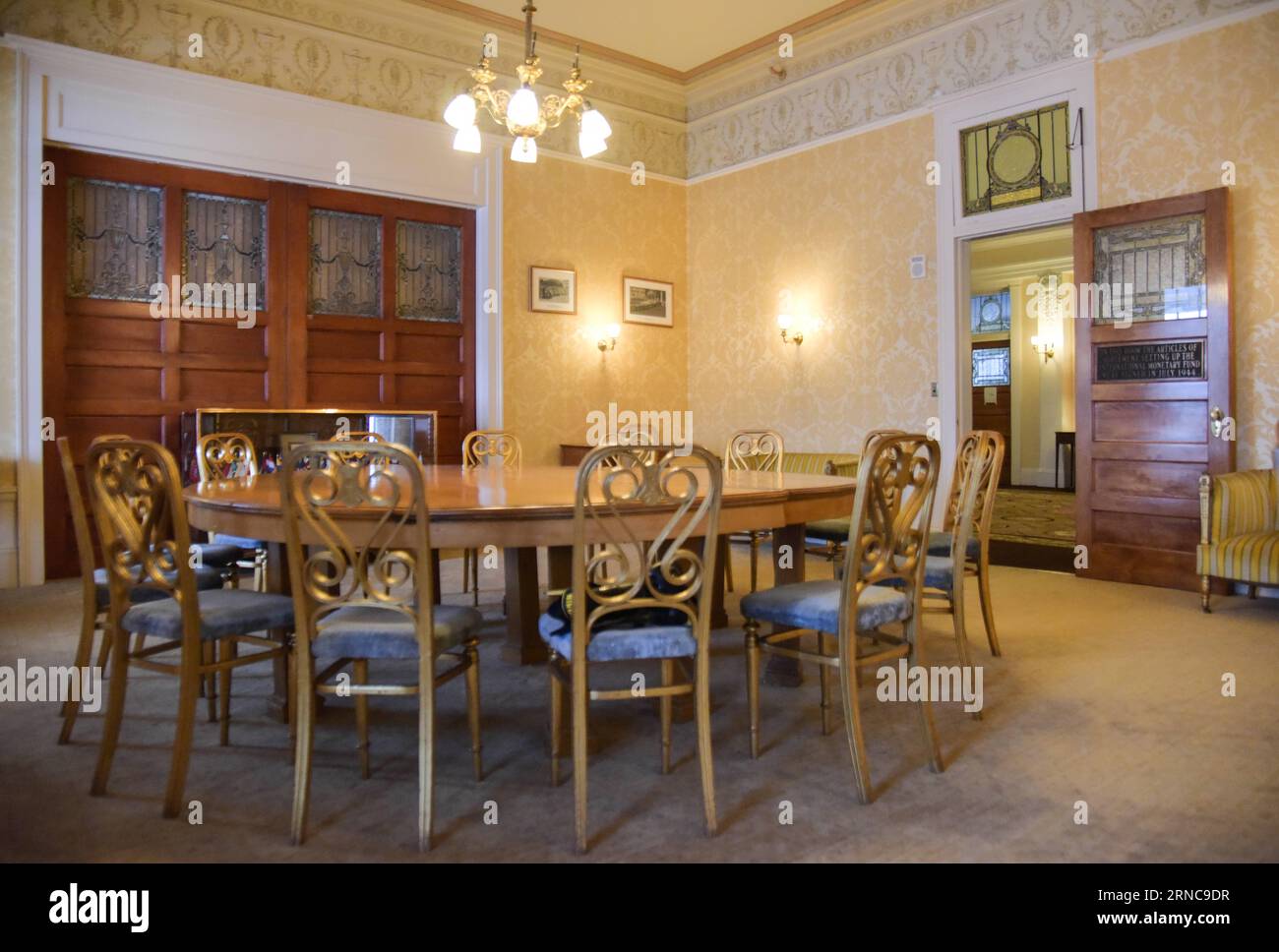 (160330) -- BRETTON WOODS, 30 marzo 2016 -- foto scattata il 10 febbraio 2016 mostra la Gold Room al Mount Washington, a Bretton Woods, negli Stati Uniti. Gli articoli dell'accordo che istituisce il Fondo monetario Internazionale (FMI) sono stati firmati in questa sala nel luglio 1944. Delegati di 44 nazioni si sono riuniti a Bretton Woods per partecipare alla Conferenza monetaria e finanziaria delle Nazioni Unite e hanno approvato l'accordo di Bretton Woods. Sotto il regime di Bretton Woods, il dollaro statunitense era agganciato all'oro e tutte le altre valute erano agganciate al dollaro statunitense. E il Fondo monetario internazionale (. Foto Stock