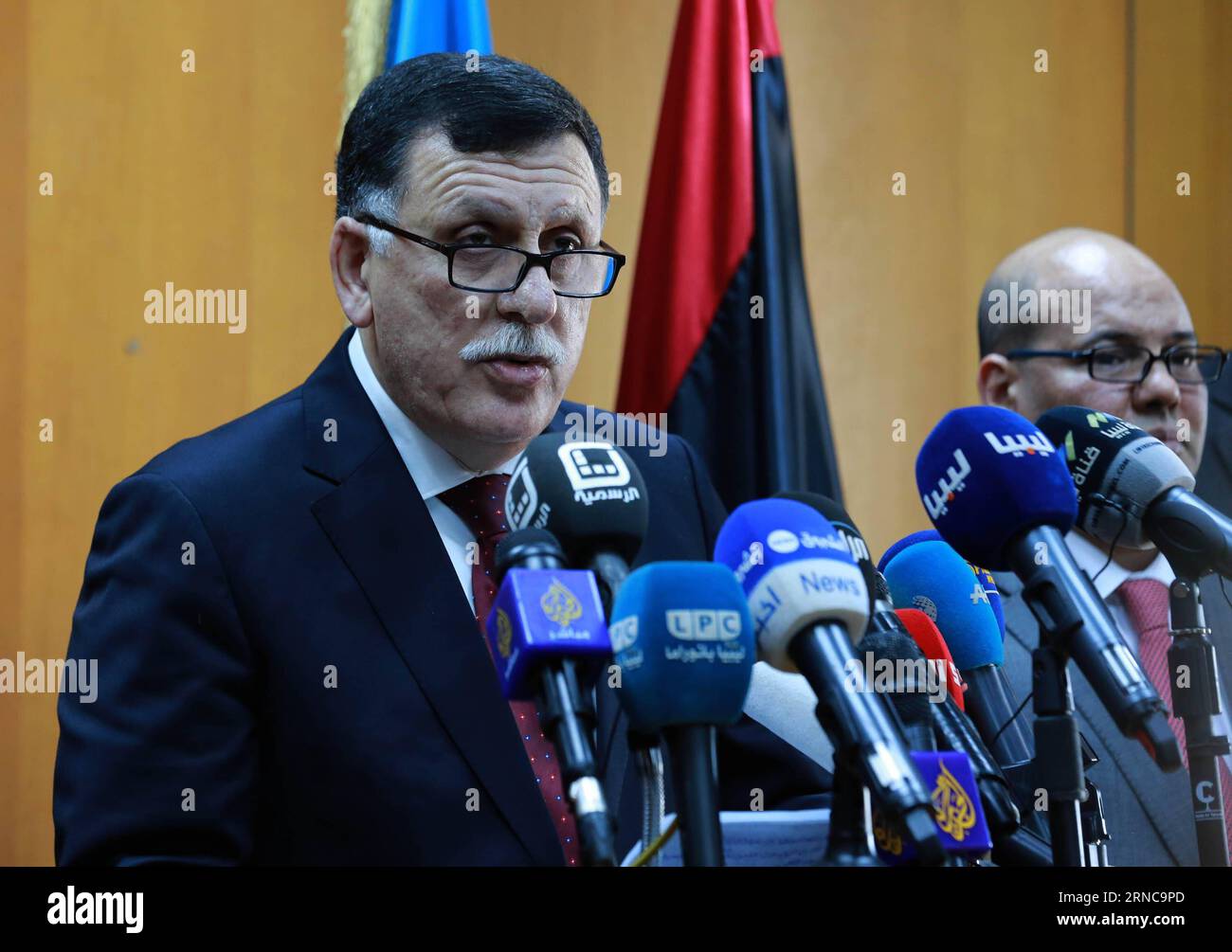 (160330) -- TRIPOLI, 30 marzo 2016 -- il primo ministro designato della Libia Fayez al-Sarraj, sostenuto dalle Nazioni Unite, è affiancato da membri del Consiglio presidenziale, parla durante una conferenza stampa a Tripoli, Libia, il 30 marzo 2016. Fayez al-Sarraj e altri membri del consiglio arrivarono a Tripoli, dopo mesi di crescenti pressioni internazionali per le parti in guerra del paese per permettergli di iniziare a lavorare. LIBIA-TRIPOLI-CONFERENZA STAMPA HamzaxTurkia PUBLICATIONxNOTxINxCHN Tripoli marzo 30 2016 la Libia sostenuta dai primi ministri delle Nazioni Unite designa Fayez al affiancata dai membri del Consiglio presidenziale parla dur Foto Stock