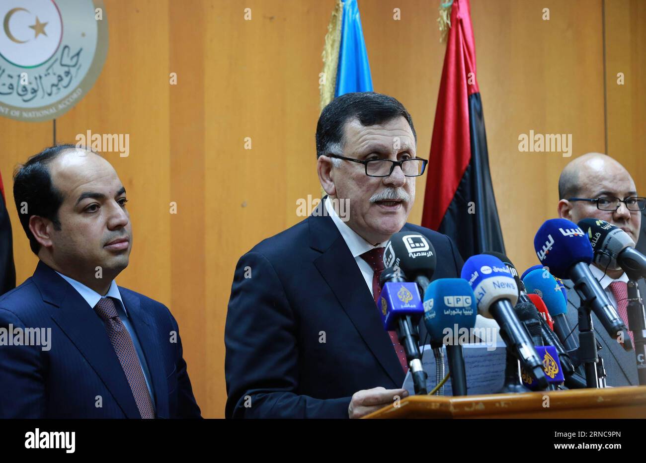 (160330) -- TRIPOLI, 30 marzo 2016 -- il primo ministro designato della Libia Fayez al-Sarraj, sostenuto dalle Nazioni Unite, è affiancato da membri del Consiglio presidenziale, parla durante una conferenza stampa a Tripoli, Libia, il 30 marzo 2016. Fayez al-Sarraj e altri membri del consiglio arrivarono a Tripoli, dopo mesi di crescenti pressioni internazionali per le parti in guerra del paese per permettergli di iniziare a lavorare. LIBIA-TRIPOLI-CONFERENZA STAMPA HamzaxTurkia PUBLICATIONxNOTxINxCHN Tripoli marzo 30 2016 la Libia sostenuta dai primi ministri delle Nazioni Unite designa Fayez al affiancata dai membri del Consiglio presidenziale parla dur Foto Stock