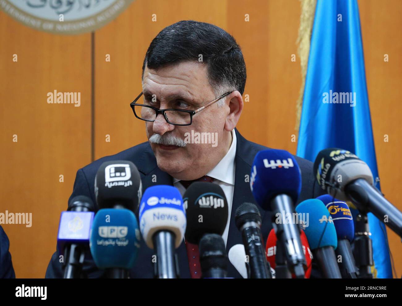 (160330) -- TRIPOLI, 30 marzo 2016 -- il primo ministro designato della Libia Fayez al-Sarraj, sostenuto dalle Nazioni Unite, è affiancato da membri del Consiglio presidenziale, parla durante una conferenza stampa a Tripoli, Libia, il 30 marzo 2016. Fayez al-Sarraj e altri membri del consiglio arrivarono a Tripoli, dopo mesi di crescenti pressioni internazionali per le parti in guerra del paese per permettergli di iniziare a lavorare. LIBIA-TRIPOLI-CONFERENZA STAMPA HamzaxTurkia PUBLICATIONxNOTxINxCHN Tripoli marzo 30 2016 la Libia sostenuta dai primi ministri delle Nazioni Unite designa Fayez al affiancata dai membri del Consiglio presidenziale parla dur Foto Stock