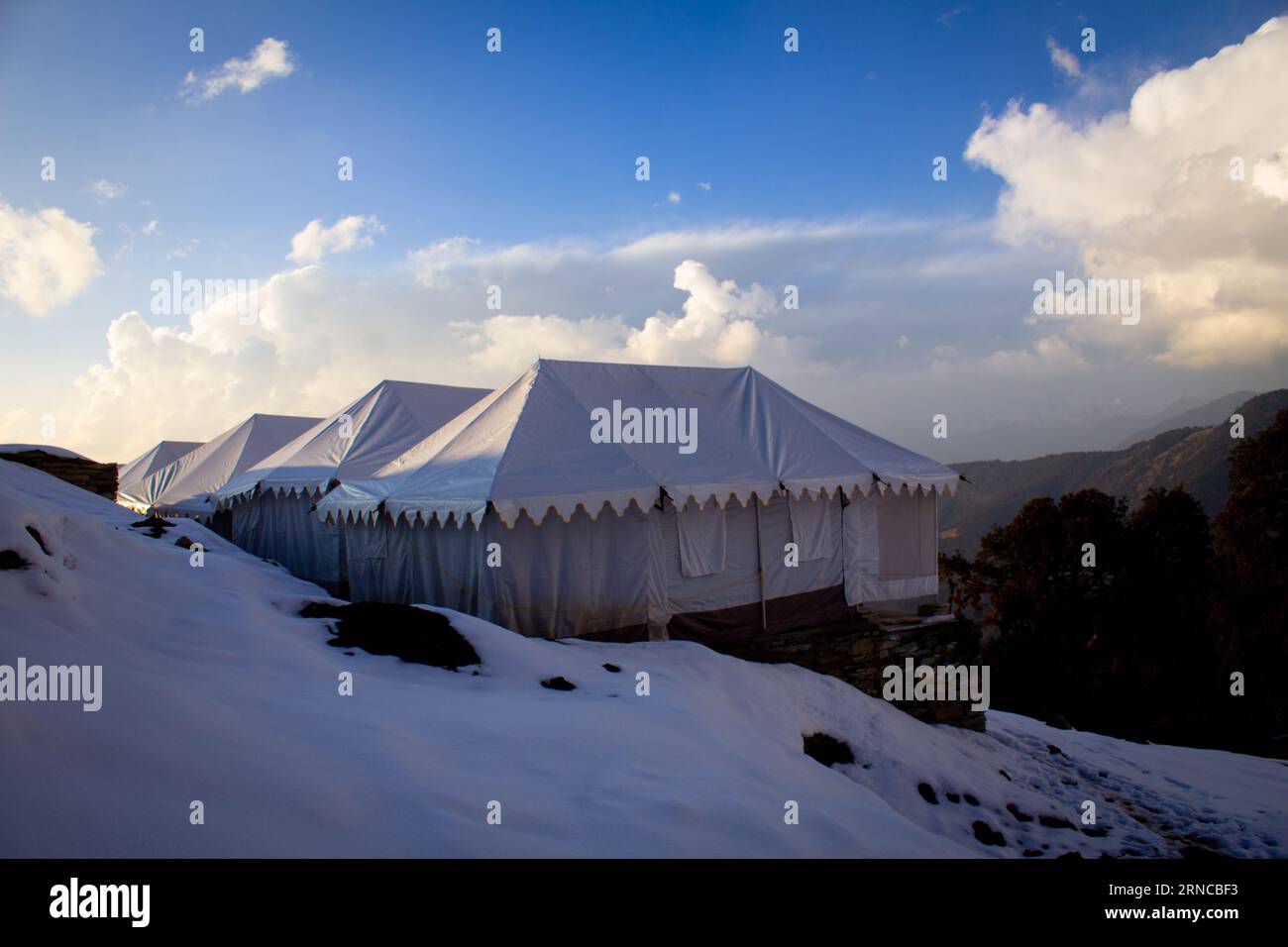 Questa immagine panoramica mostra la vista di un campeggio situato a Chandrashila Trek nella regione Chopra Tungnath di Uttarakhand, India Foto Stock