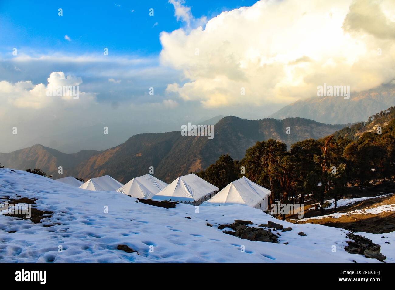 Questa immagine panoramica mostra la vista di un campeggio situato a Chandrashila Trek nella regione Chopra Tungnath di Uttarakhand, India Foto Stock