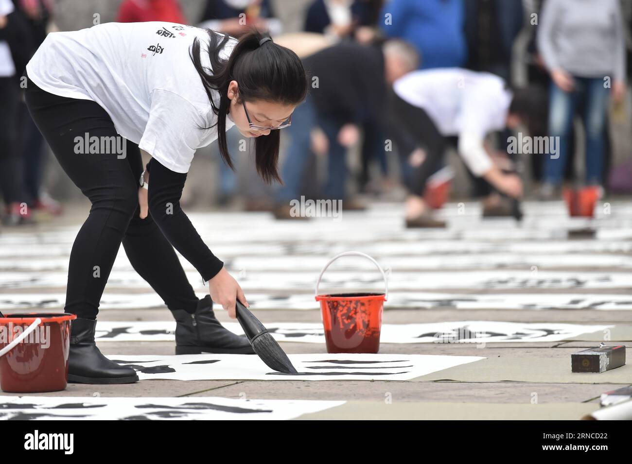 (160405) -- SHAOXING, 5 aprile 2016 -- A Student Practices the Thousand Character Classic at the Shaoxing College of Art and Science Lanting Calligraphy Art Academy in Shaoxing, East China S Zhejiang Province, 5 aprile 2016. Quasi 100 studenti del college e dell'Università di Ginevra il martedì hanno praticato insieme le opere d'arte cinesi classiche durante un'attività per scambiare la loro esperienza di apprendimento. ) (zhs) CHINA-ZHEJIANG-CALLIGRAPHIC WORK (CN) YuanxYun PUBLICATIONxNOTxINxCHN Shaoxing 5 aprile 2016 a Student Practices the Thousand Character Classic AT the Shaoxing College of Art and Science L. Foto Stock