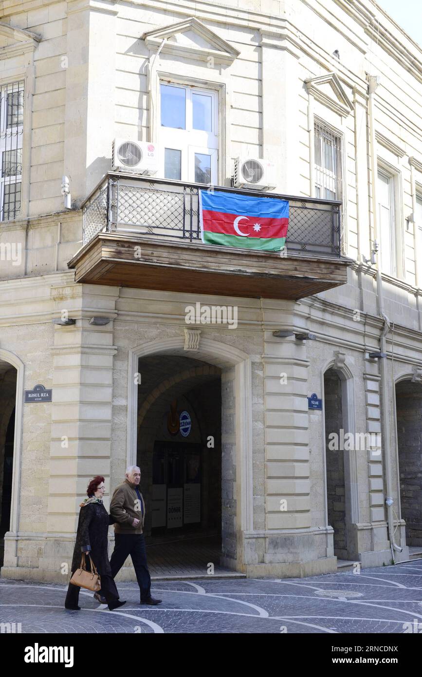 Aserbaidschans Hauptstadt Baku mit Landesfahnen geschückt (160406) -- BAKU, 6 aprile 2016 -- foto scattata il 6 aprile 2016 mostra una bandiera nazionale azera appesa fuori da un edificio per mostrare il sostegno della gente al cessate il fuoco tra Armenia e Azerbaigian nella regione del Nagorno-Karabakh a Baku, capitale dell'Azerbaigian. Armenia e Azerbaigian hanno convenuto un cessate il fuoco dopo che gli scontri mortali tra le forze di entrambe le parti nella contesa regione del Nagorno-Karabakh sono scoppiati durante la notte di sabato, e le operazioni militari sulla loro linea di contatto sono state sospese. ) AZERBAIGIAN-BAKU-BANDIERA NAZIONALE-CEA Foto Stock