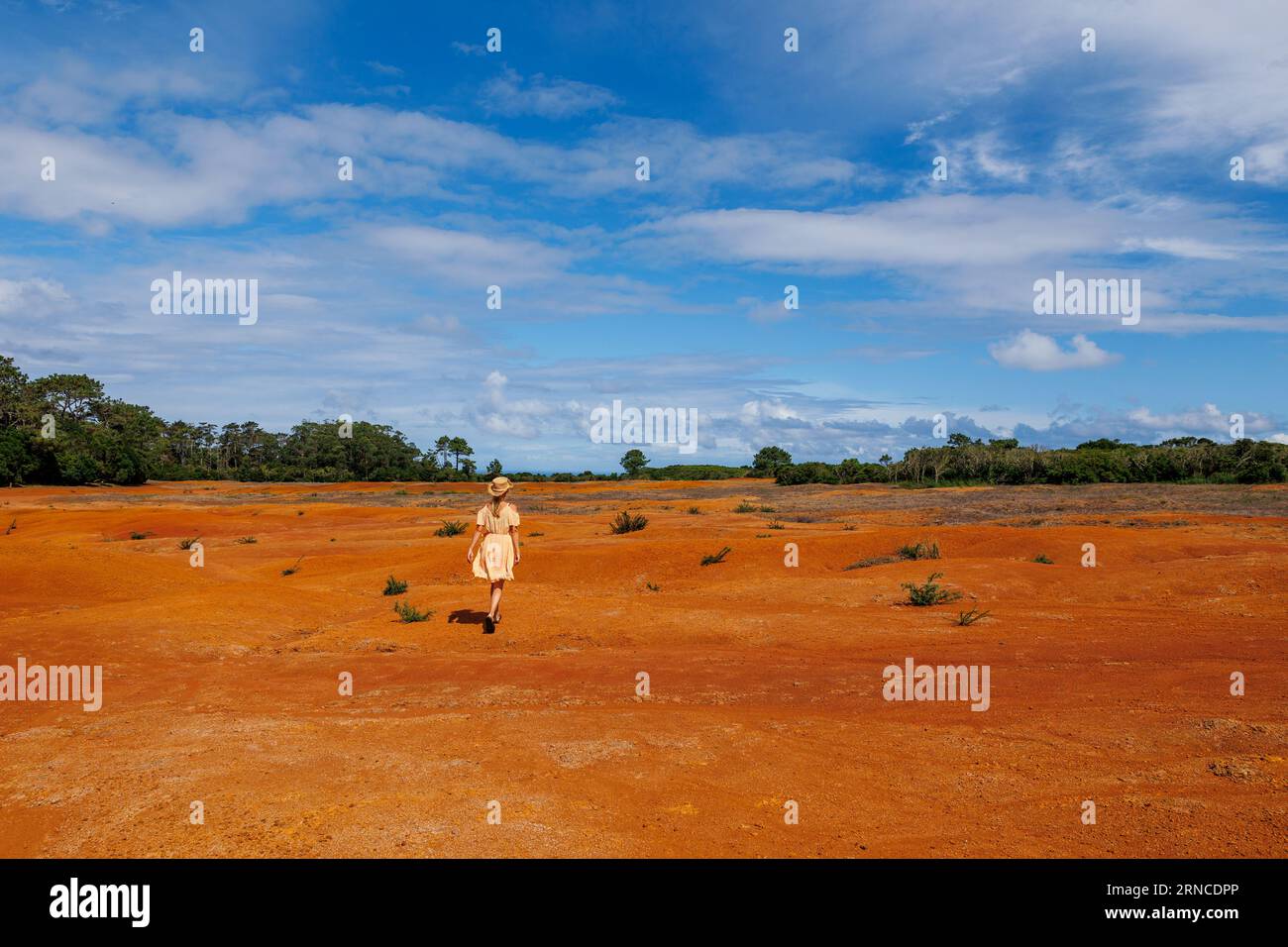 Donna che cammina nel deserto, isola di Santa Maria, destinazione di viaggio delle Azzorre. Foto Stock