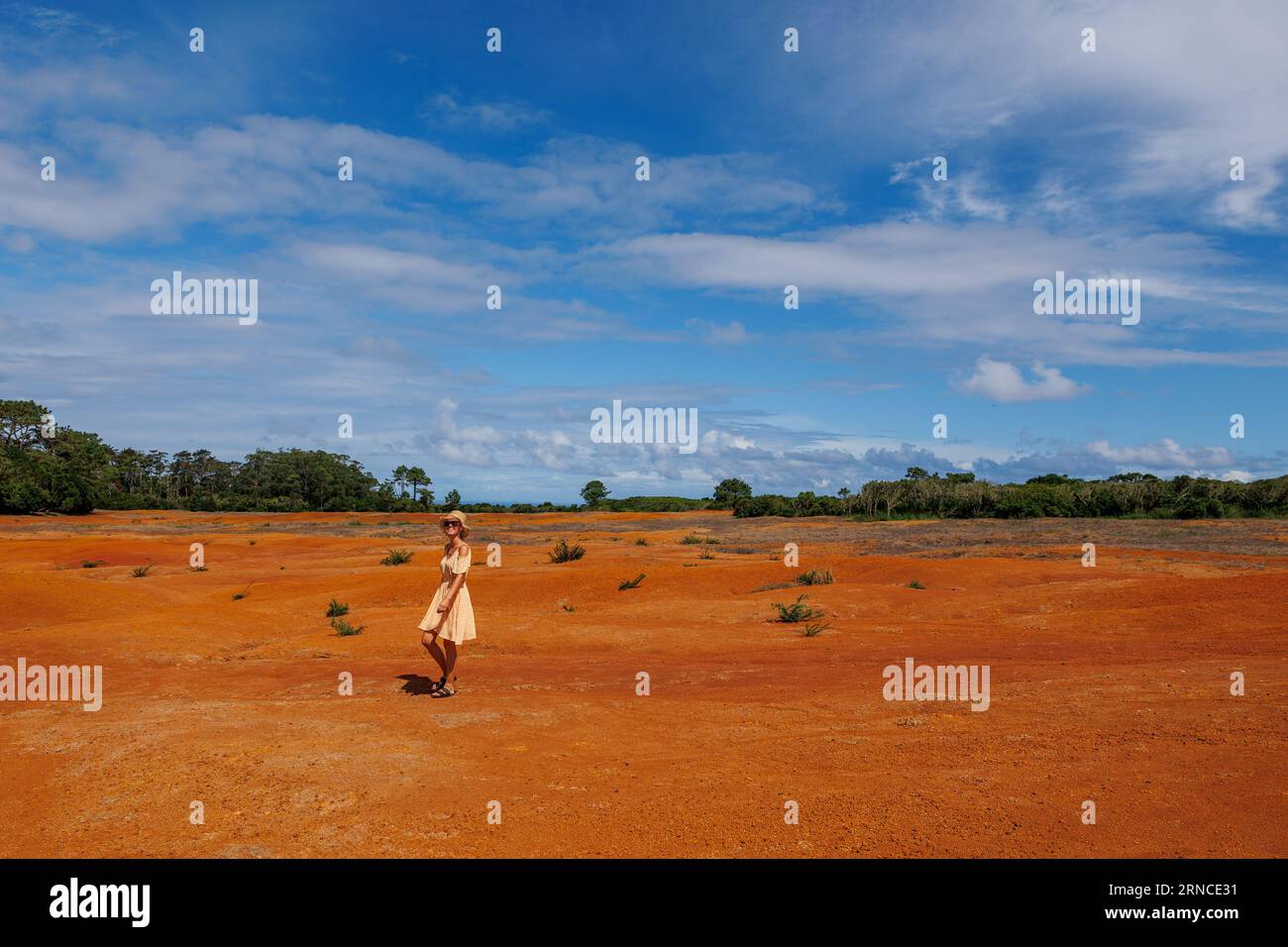 Donna che cammina nel deserto, isola di Santa Maria, destinazione di viaggio delle Azzorre. Foto Stock