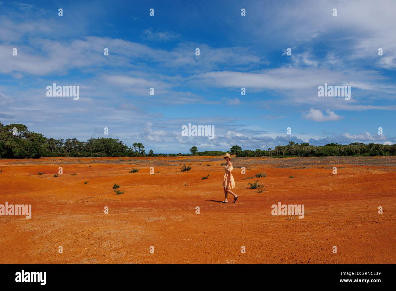 Donna che cammina nel deserto, isola di Santa Maria, destinazione di viaggio delle Azzorre. Foto Stock