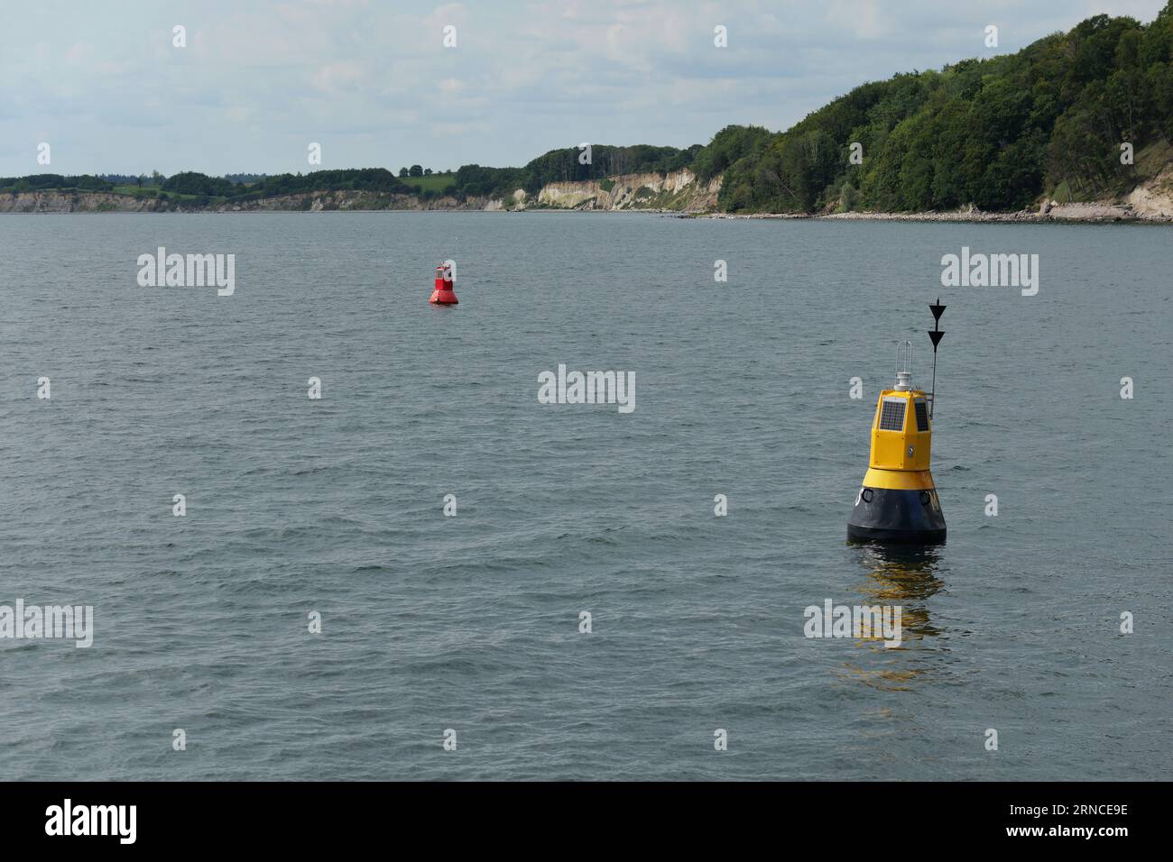 Alla testa del molo del porto di Sassnitz, sono collocate due boe per contrassegnare l'area di ingresso delle navi. Foto Stock