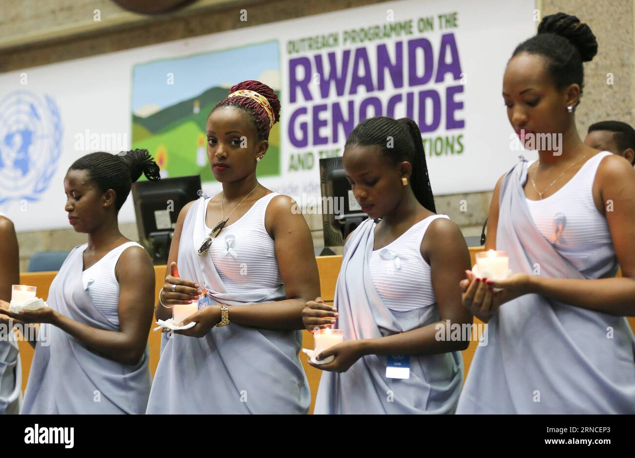 (160407) -- NAIROBI, 7 aprile 2016 -- gli adolescenti tengono le candele per piangere le vittime del genocidio del Ruanda, presso l'Ufficio delle Nazioni Unite a Nairobi, nella capitale del Kenya, Nairobi, il 7 aprile 2016. Il 7 aprile è la giornata internazionale della riflessione sul genocidio ruandese, che segna il genocidio del 1994 in cui sono state uccise più di un milione di persone, principalmente Tutsi e hutu moderati. KENYA-NAIROBI-RWANDA GENOCIDIO PanxSiwei PUBLICATIONxNOTxINxCHN 160407 Nairobi 7 aprile 2016 gli adolescenti tengono candele a Morne vittime del genocidio del Ruanda PRESSO l'Ufficio delle Nazioni Unite A Nairobi, nel Capo del Kenya Foto Stock
