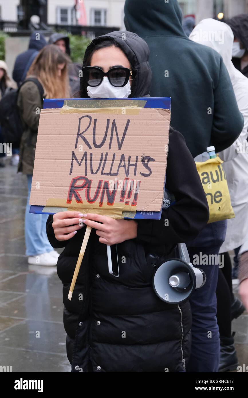 Trafalgar Square, Londra, Regno Unito. 5 novembre 2022. I manifestanti si riuniscono per mostrare la loro rabbia per la morte di Mahsa Amini. Marchio di credito Lear/Alamy Stock Photo Foto Stock