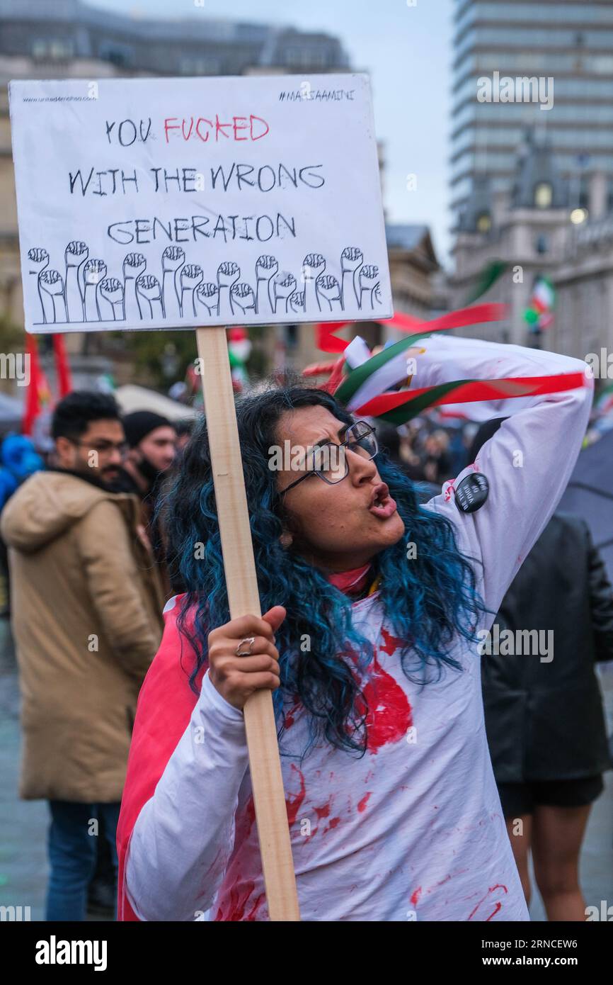 Trafalgar Square, Londra, Regno Unito. 5 novembre 2022. I manifestanti si riuniscono per mostrare la loro rabbia per la morte di Mahsa Amini. Marchio di credito Lear/Alamy Stock Photo Foto Stock