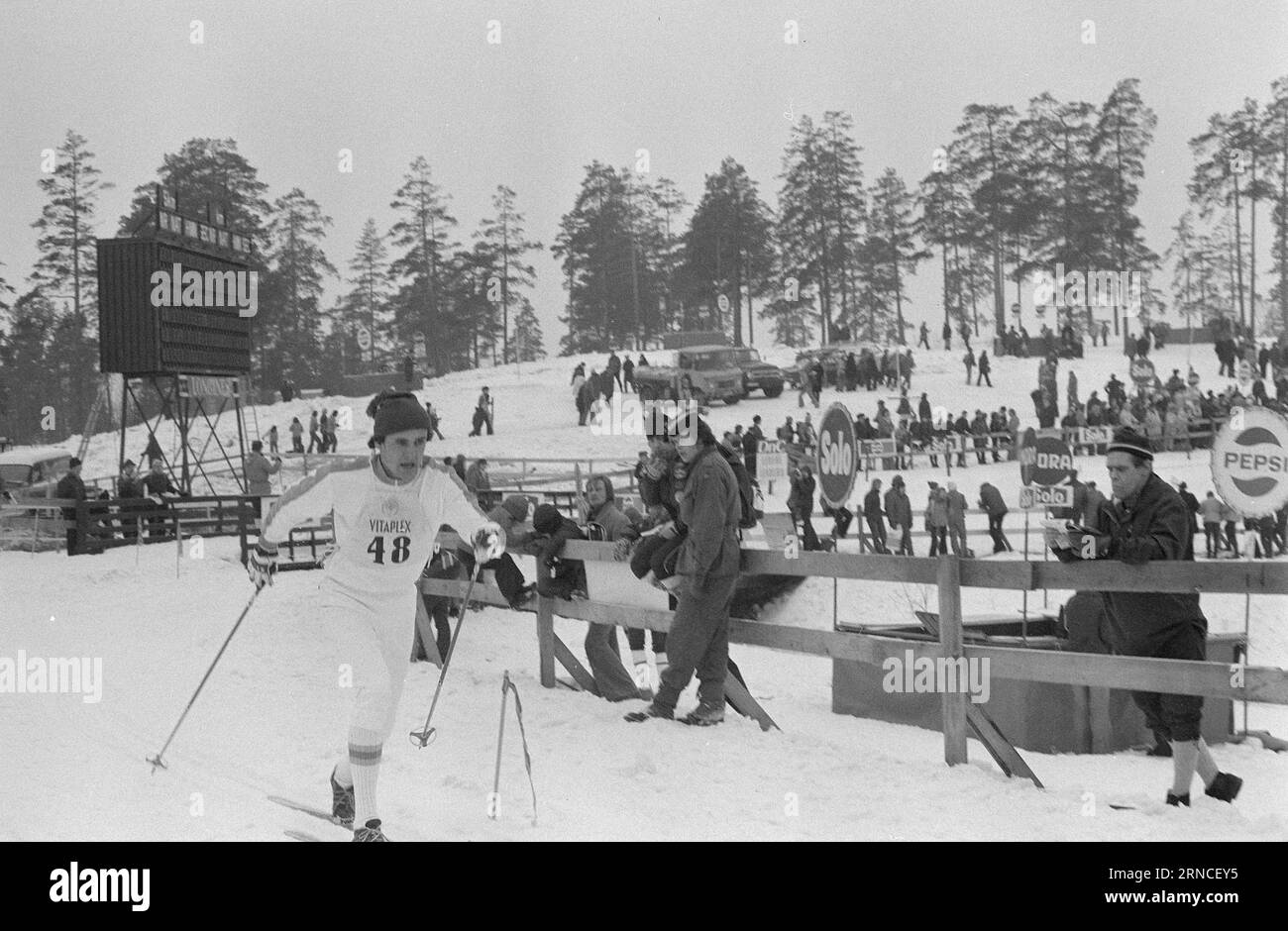 Attuale 11 - 3 - 1974: HolmenkollenJuha Mieto ha vinto i 15 km e 5 miglia lo scorso anno. Quest'anno ha ricevuto la medaglia Holmenkoll dopo una chiara vittoria nei 15 km e bronzo nelle 5 miglia. Il 5 mil è stato vinto da Magne Myrmo. Berit Mørdre Lammedal ha vinto i 5 km femminili Fu la prima vittoria femminile norvegese nella storia di Kollen. Foto: Ivar Aaserud / Aktuell / NTB ***FOTO NON ELABORATA*** questo testo è stato tradotto automaticamente! Foto Stock