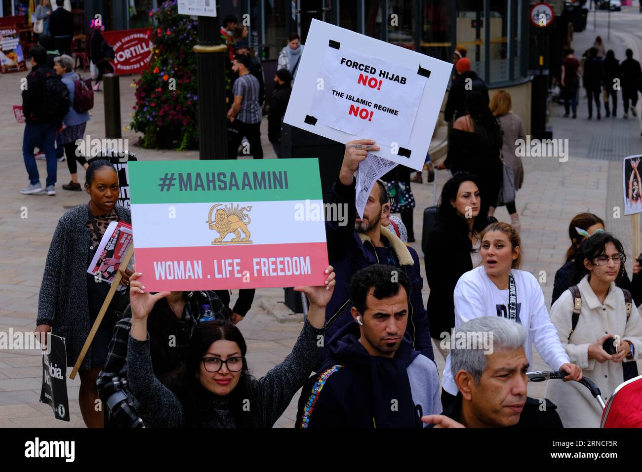 Victoria Square, Birmingham, Regno Unito. 2 ottobre 2022. I manifestanti si riuniscono per mostrare la loro rabbia per la morte di Mahsa Amini. Marchio di credito Lear/Alamy Stock Photo Foto Stock