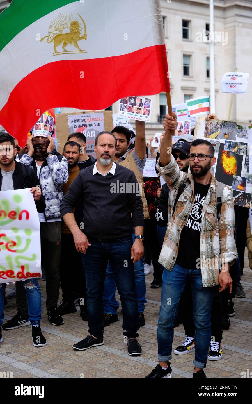 Victoria Square, Birmingham, Regno Unito. 2 ottobre 2022. I manifestanti si riuniscono per mostrare la loro rabbia per la morte di Mahsa Amini. Marchio di credito Lear/Alamy Stock Photo Foto Stock