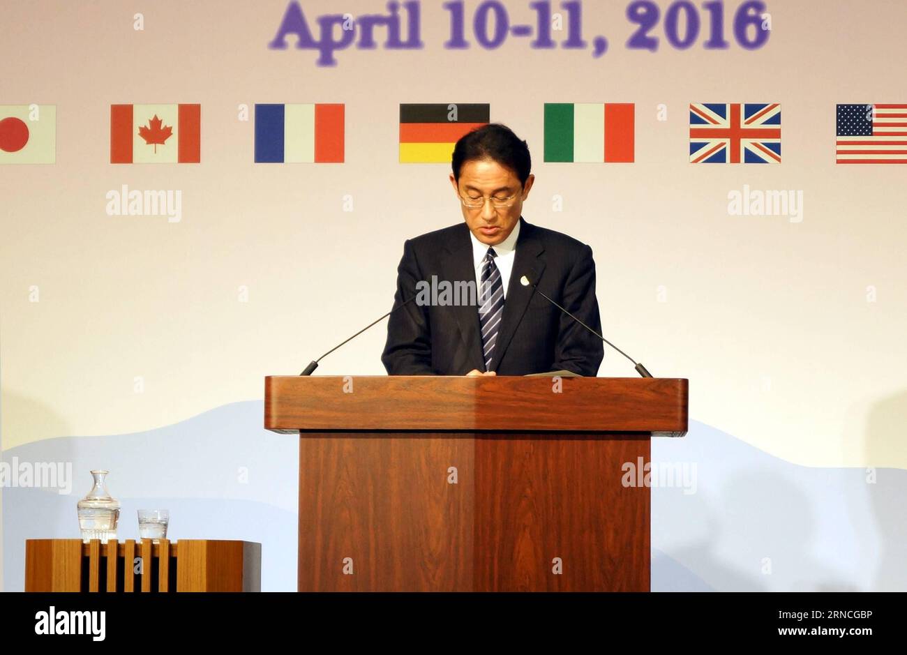 (160411) - HIROSHIMA, 11 aprile 2016 - il ministro degli Esteri giapponese Fumio Kishida interviene durante la conferenza stampa dopo la riunione dei ministri degli Esteri del G7 a Hiroshima, in Giappone, l'11 aprile 2016. Lunedì si è chiusa qui la riunione dei ministri degli Esteri del G7 di due giorni, con i ministri degli Esteri dei sette paesi industrializzati che hanno emesso un comunicato congiunto, raggiungendo il consenso su una varietà di questioni globali e regionali, tra cui il terrorismo, i rifugiati, e il problema nucleare della RPDC.)(zhf) GIAPPONE-HIROSHIMA-G7-FM-MEETING-CLOSE YanxLei PUBLICATIONxNOTxINxCHN 160411 Hiroshima 11 aprile 2016 Mini straniera del Giappone Foto Stock