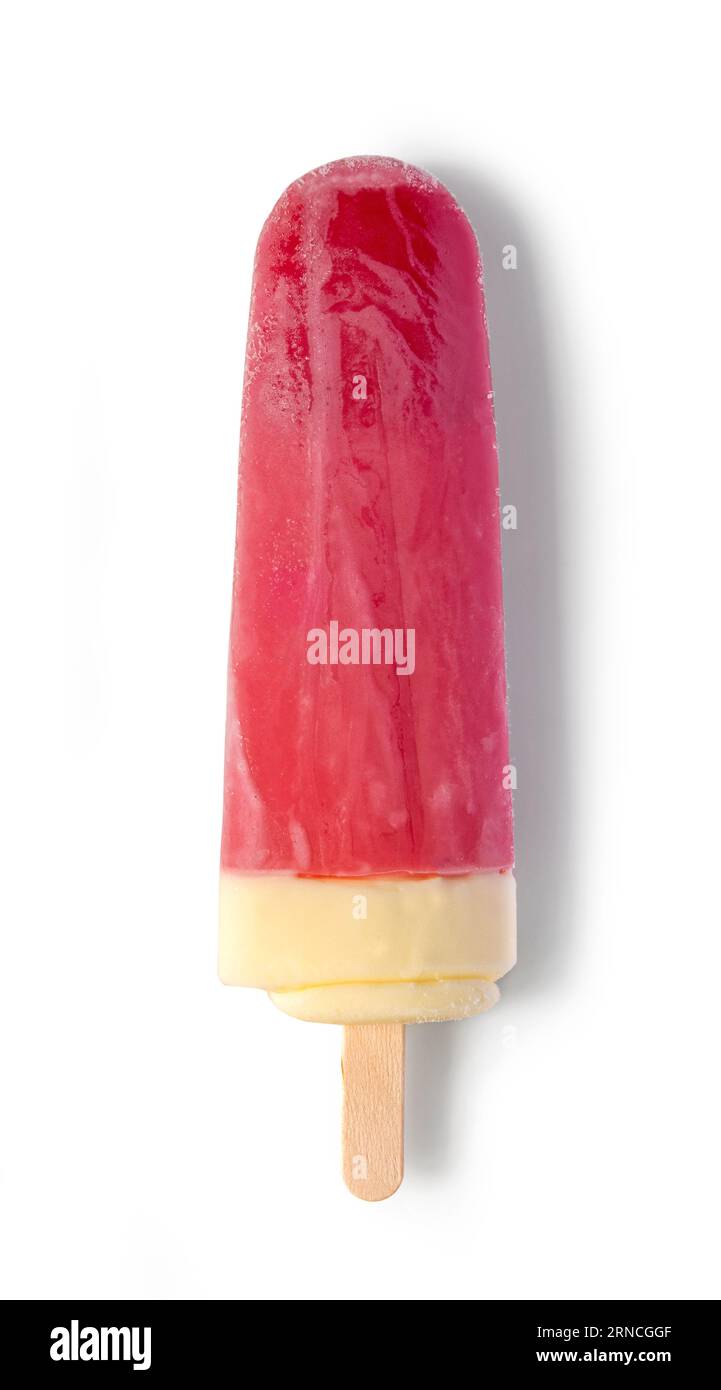 succo di fragola congelato e ghiacciolo gelato alla vaniglia isolato su sfondo bianco, vista dall'alto Foto Stock